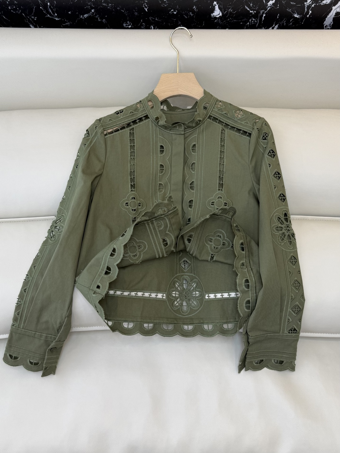 ES006#新款上衣💕ES 镂空绣花立体长袖衬衫 白色 绿色 SML