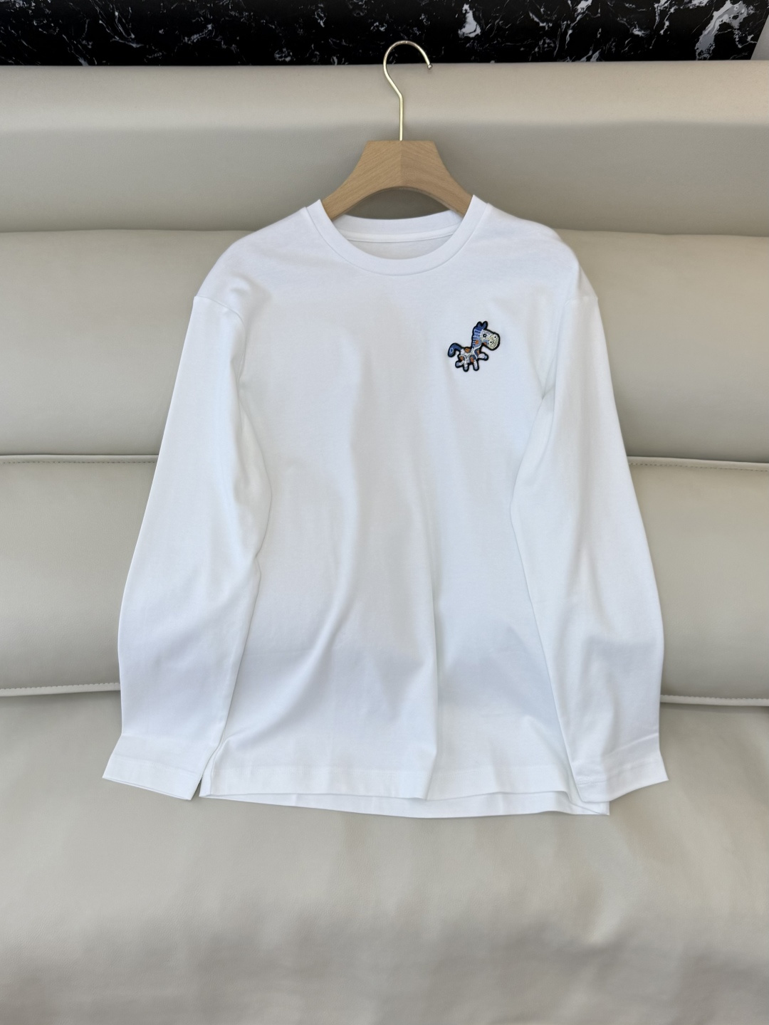 NO:716295,AD054#T-shirt special handmade three-dimensional pony loose version long-sleeved T-shirt white black SML,,tees,t-shirt,19860909AD054#T恤特 手工立体小马 宽松版 长袖T恤 白色 黑色 SML,,tees，t-shirt,,Women's clothing