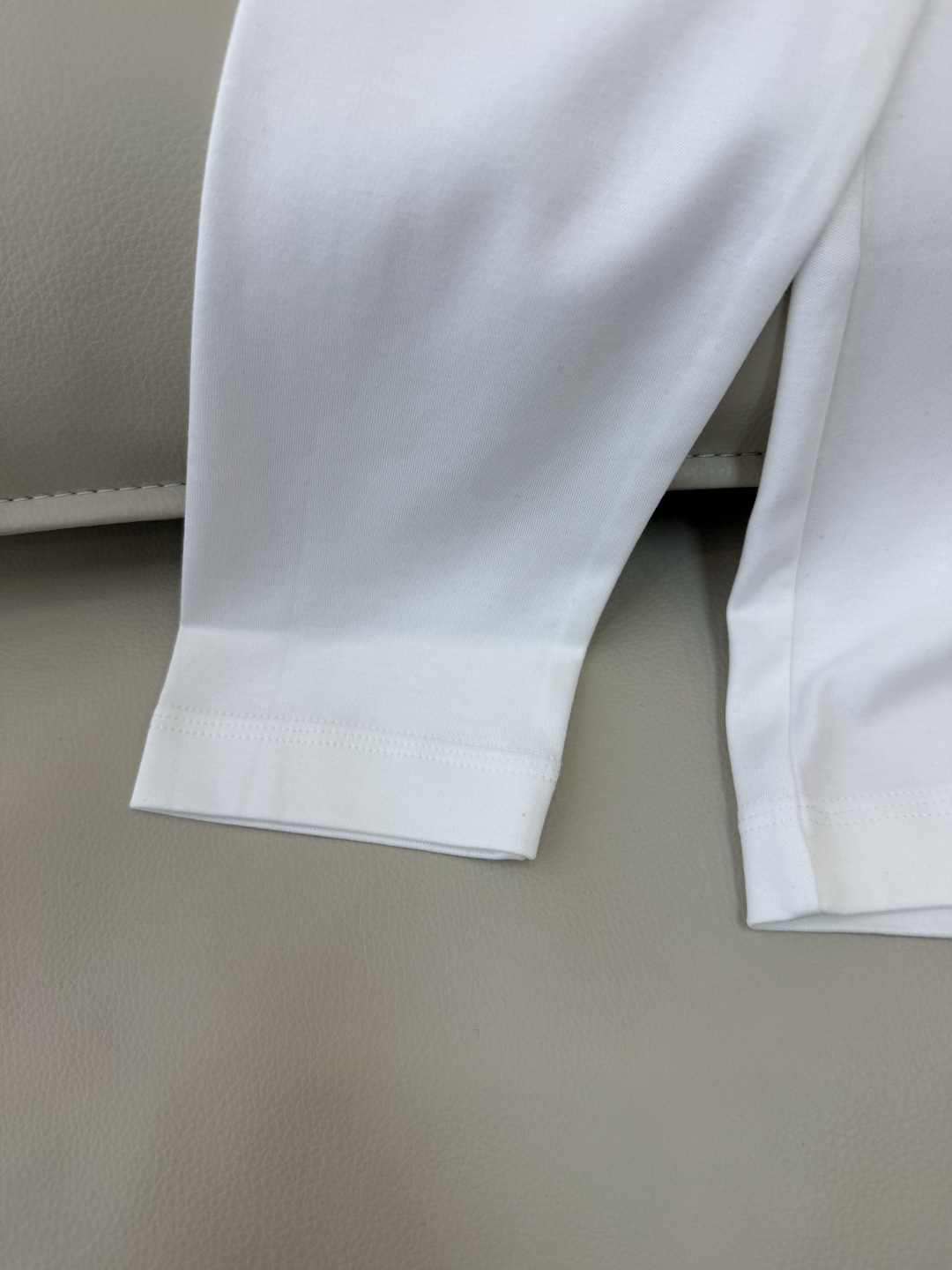 AD054#T恤‼️手工立体小马 宽松版 长袖T恤 白色 黑色 SML