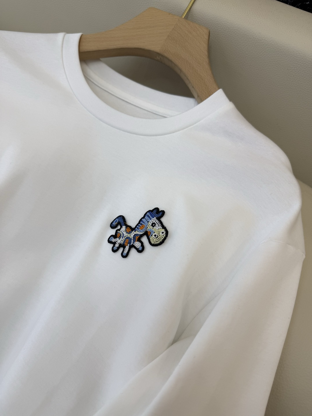 AD054#T恤‼️手工立体小马 宽松版 长袖T恤 白色 黑色 SML