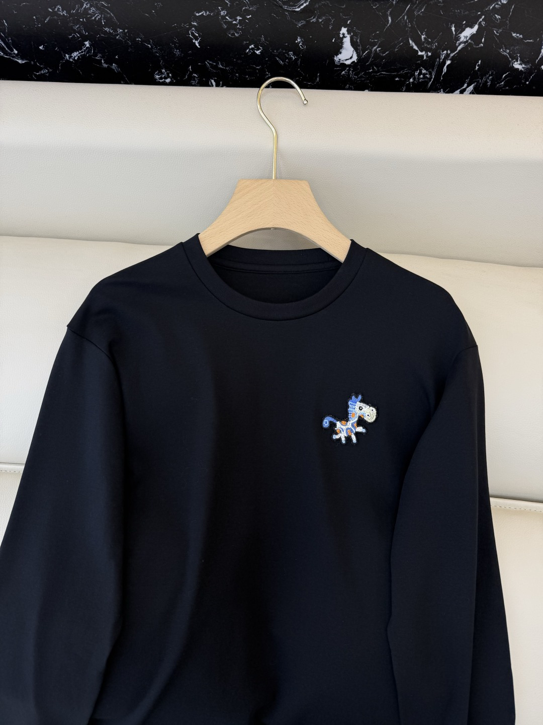 AD054#T恤‼️手工立体小马 宽松版 长袖T恤 白色 黑色 SML