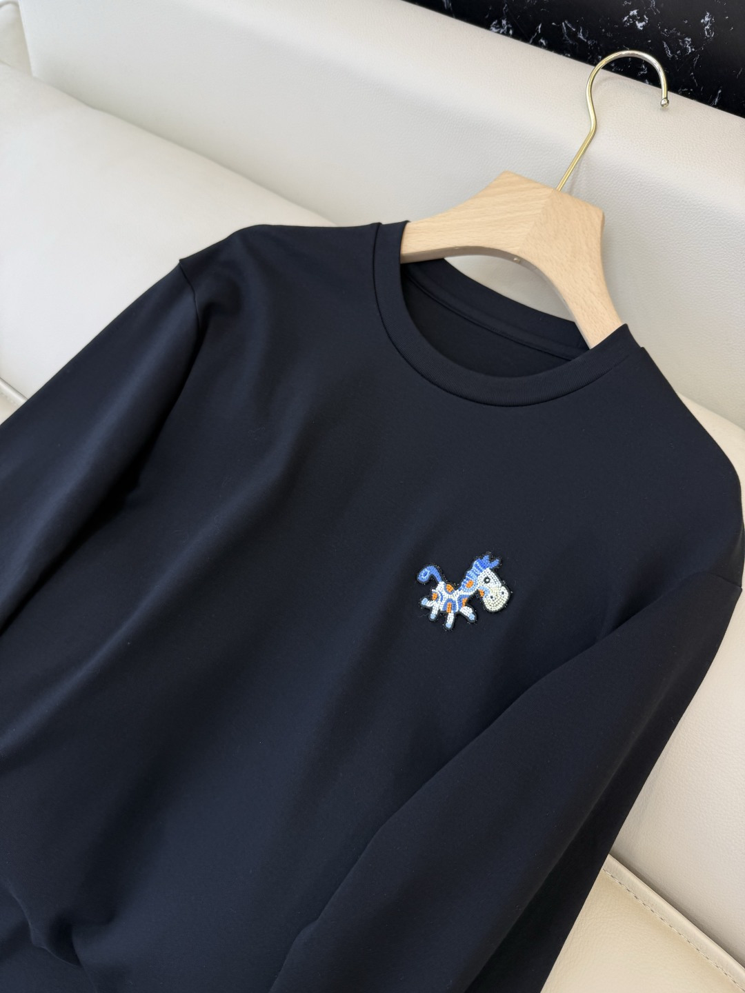 AD054#T恤‼️手工立体小马 宽松版 长袖T恤 白色 黑色 SML