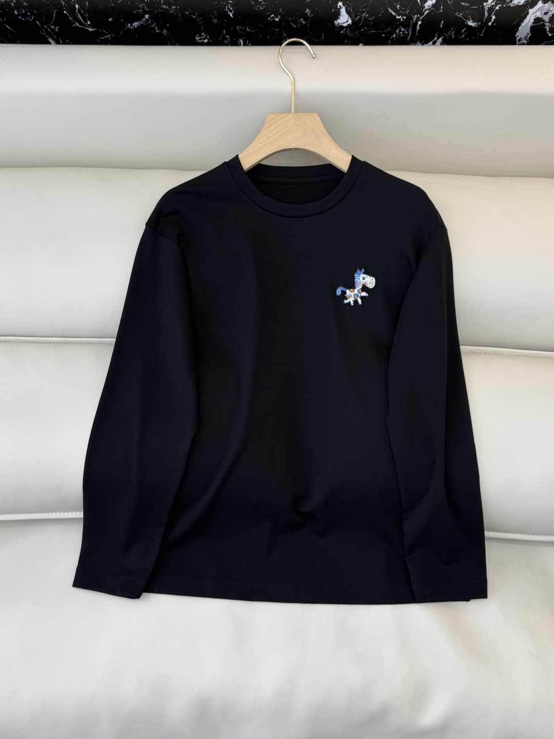 NO:716297,AD054#T-shirt handmade three-dimensional pony loose version long-sleeved T-shirt white black SML,,tees,t-shirt,19860909AD054#T恤 手工立体小马 宽松版 长袖T恤 白色 黑色 SML,,tees，t-shirt,,Women's clothing