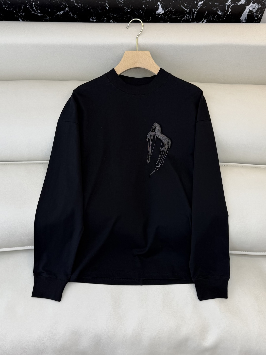 NO:716291,AD056#T-shirt special handmade chain three-dimensional pony loose version long-sleeved T-shirt white black SML,,tees,t-shirt,19860909AD056#T恤特 手工链条立体小马 宽松版 长袖T恤 白色 黑色 SML,,tees，t-shirt,,Women's clothing