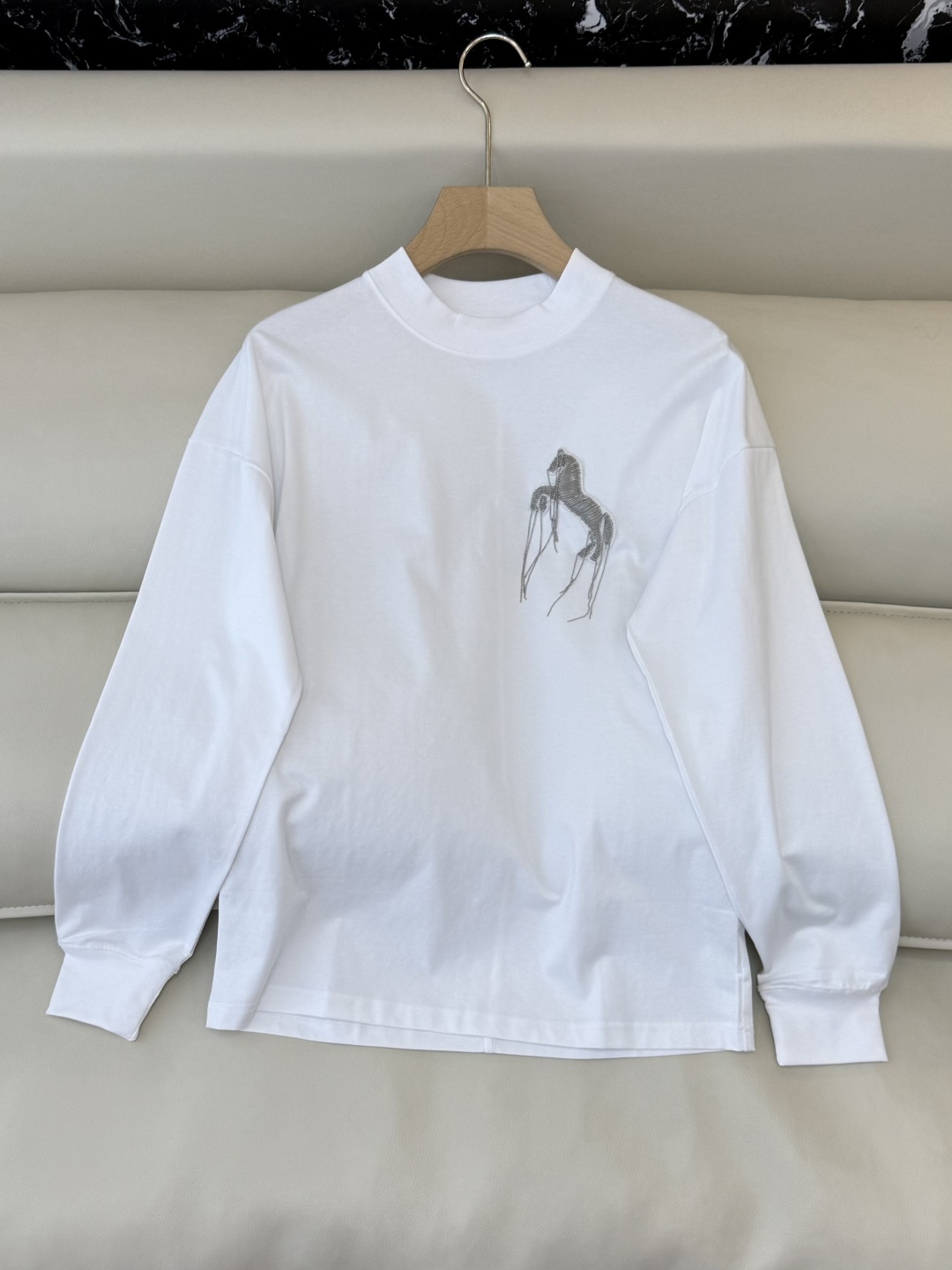 NO:716289,AD056#T-shirt handmade chain three-dimensional pony loose version long-sleeved T-shirt white black SML,,tees,t-shirt,19860909AD056#T恤 手工链条立体小马 宽松版 长袖T恤 白色 黑色 SML,,tees，t-shirt,,Women's clothing
