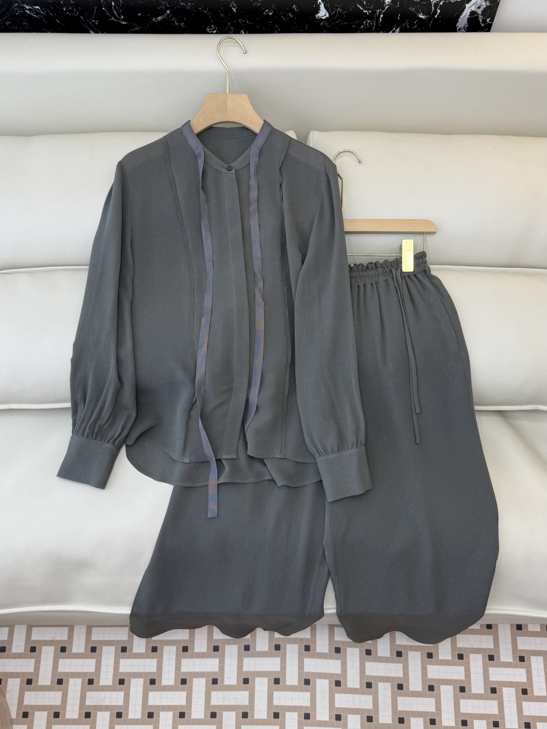 NO:715978,Tops and pants QD+7993# new set ICICLE silk ghost crepe long-sleeved shirt silk ghost crepe wide-leg trousers suit SMLXL,,shirts,real silk,19860909上衣裤子QD+7993#新款套装 ICICLE 之禾 真丝鬼绉长袖衬衫 真丝鬼绉阔腿长裤 套装 SMLXL,,shirts,real silk,,Women's clothing