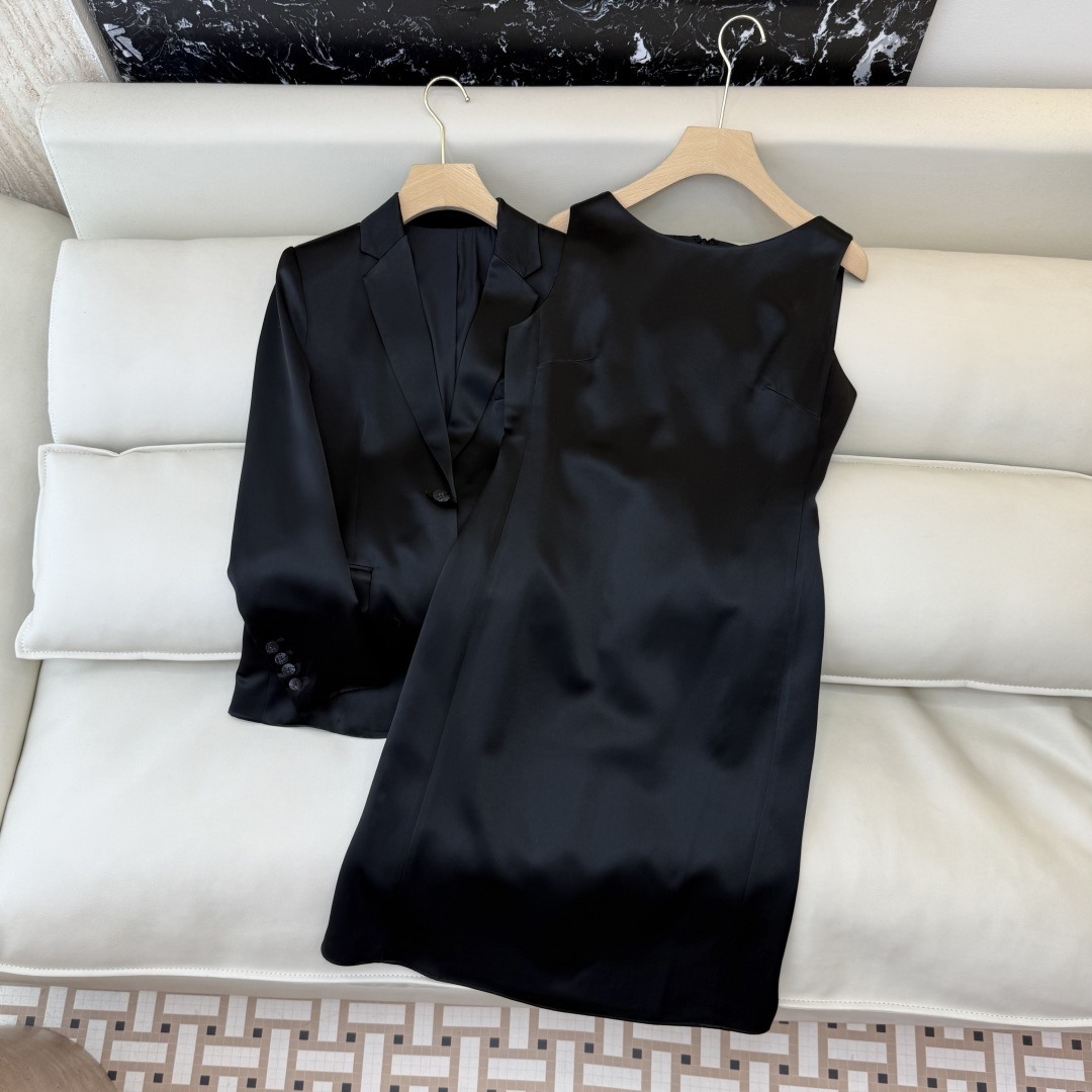 NO:717542,Top Skirt QD7987+# New Suit Theory Minimalist Style 70 Triacetate Blazer Sleeveless Satin Dress Suit White Black 2/4/6/8,,skirts,jackets & coats,business suit,19860909上衣 裙子QD7987+#新款套装 theory 极简风 70 三醋酸 西装外套无袖缎面连衣裙 套装 白色 黑色2/4/6/8,,skirts,jackets & coats,business suit,,Women's clothing