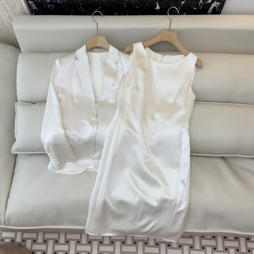 NO:715956,Top Skirt QD7987+# New Suit Theory Minimalist Style 70 Triacetate Blazer Sleeveless Satin Dress Suit White Black 2/4/6/8,,skirts,jackets & coats,business suit,19860909上衣 裙子QD7987+#新款套装 theory 极简风 70 三醋酸 西装外套无袖缎面连衣裙 套装 白色 黑色2/4/6/8,,skirts,jackets & coats,business suit,,Women's clothing