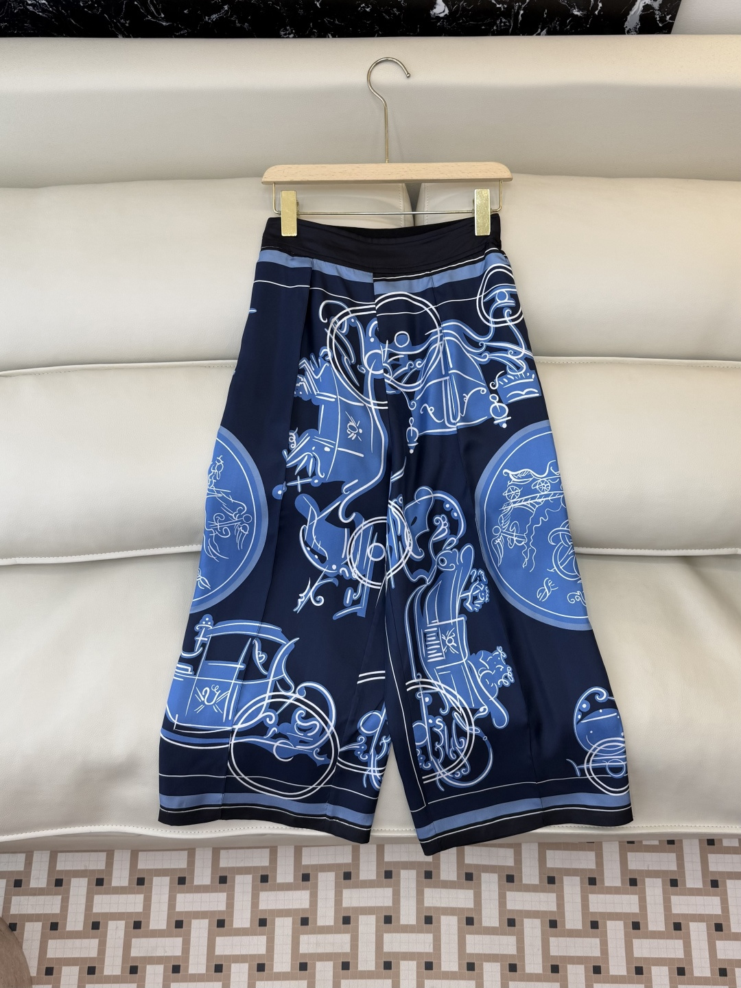 NO:715584,H32605#New Pants H Family Real Silk Printed Wide Leg Cropped Pants Three Colors SMLXL,,real silk,19860909H32605#新款裤子 H家 真丝 印花阔腿七分裤 三色 SMLXL,,real silk,,Women's clothing