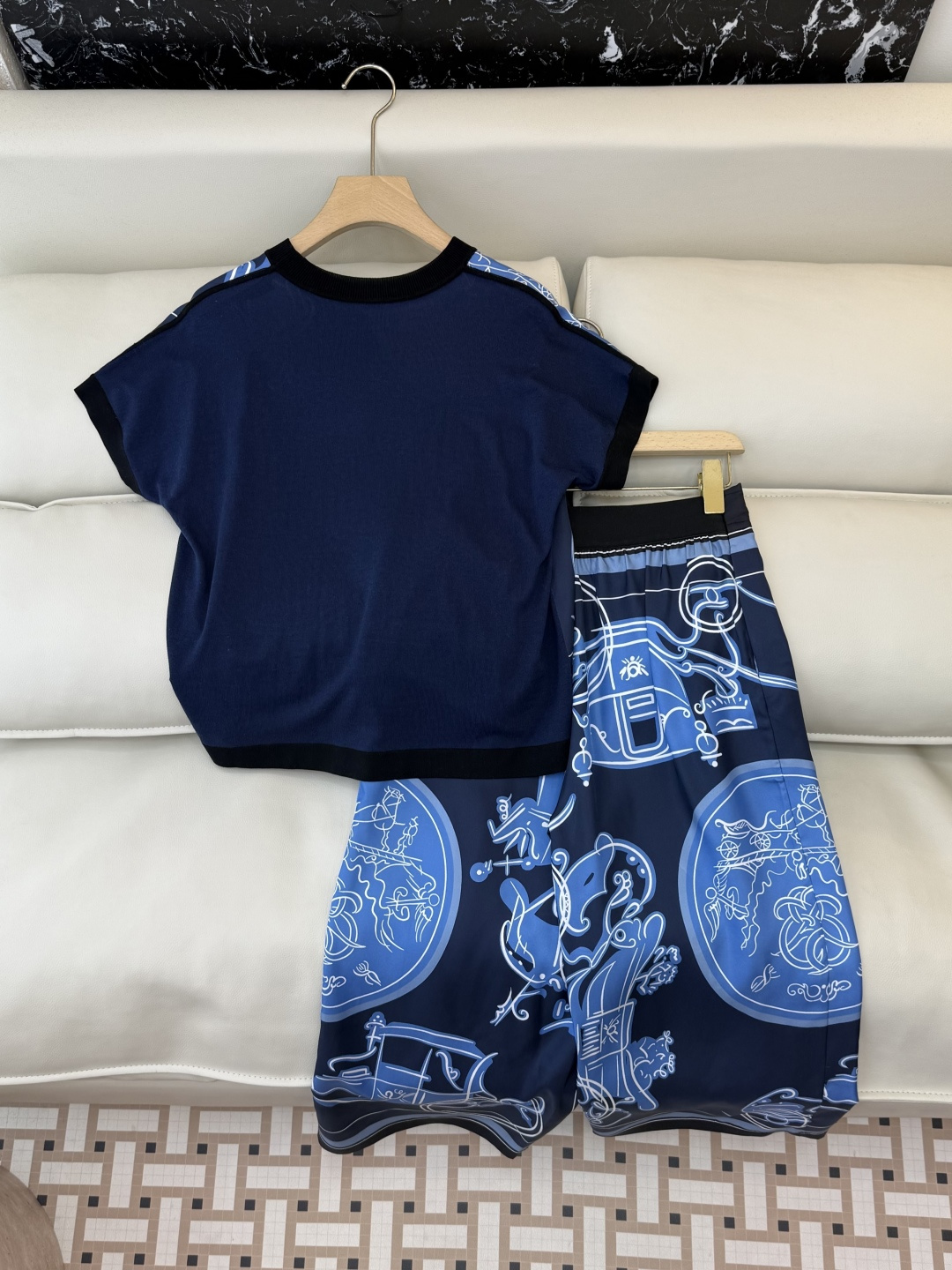 H32605+H32604#新款套装💕H家 爱马仕 真丝印花拼接针织短袖上衣➕真丝印花七分裤 套装 SM