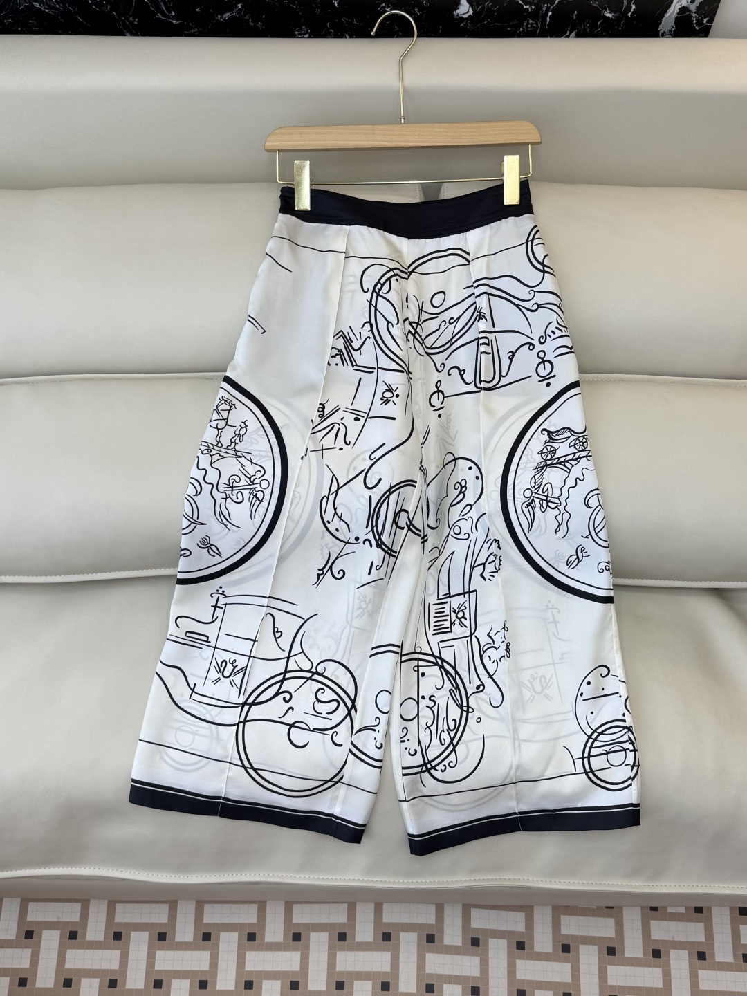 NO:715582,H32605#New Pants P H Home Real Silk Printed Wide Leg Cropped Pants Three Colors SMLXL,,real silk,19860909H32605#新款裤子P H家 真丝 印花阔腿七分裤 三色 SMLXL,,real silk,,Women's clothing