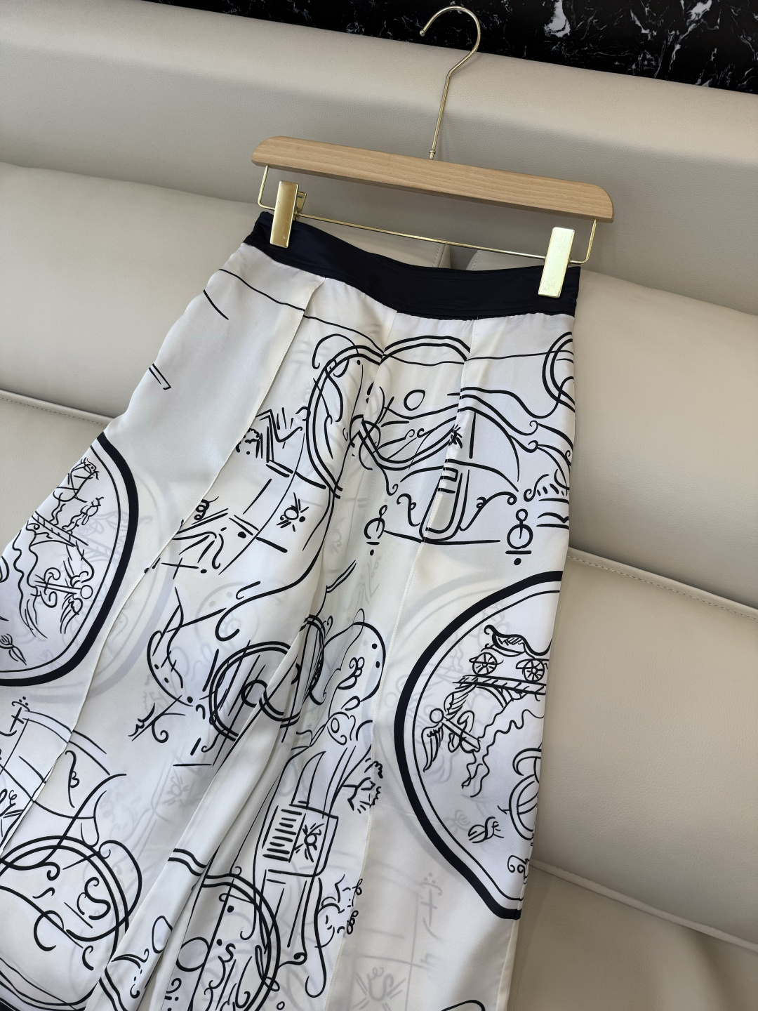 H32605+H32604#新款套装💕H家 爱马仕 真丝印花拼接针织短袖上衣➕真丝印花七分裤 套装 SM