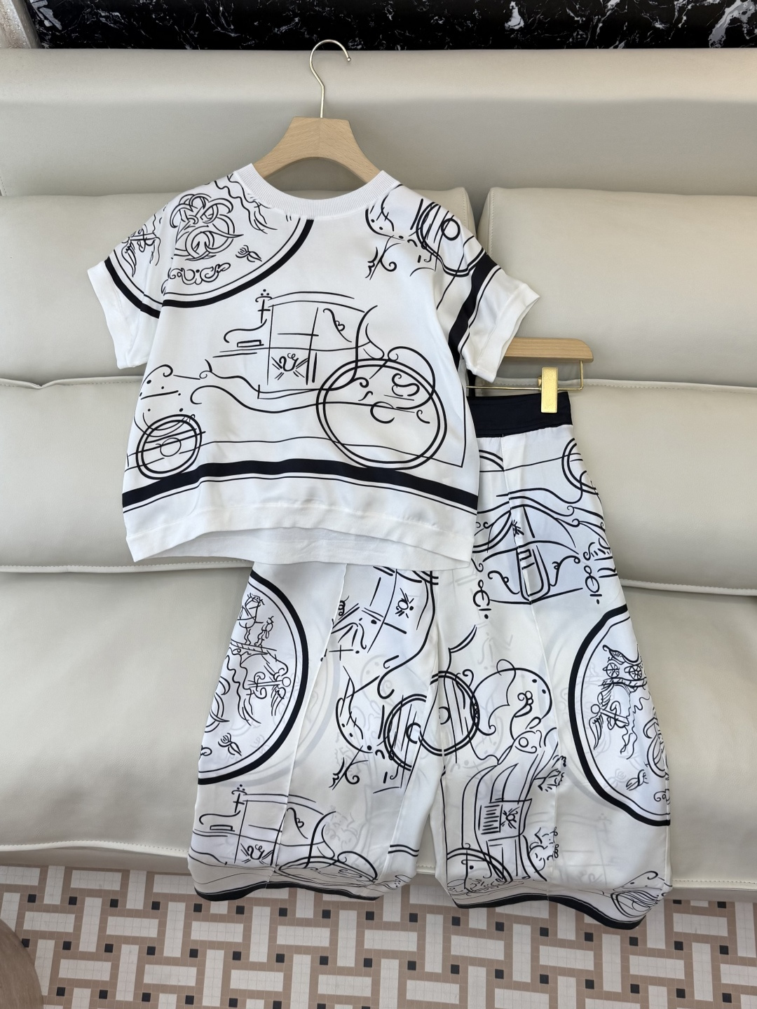 H32605+H32604#新款套装💕H家 爱马仕 真丝印花拼接针织短袖上衣➕真丝印花七分裤 套装 SM