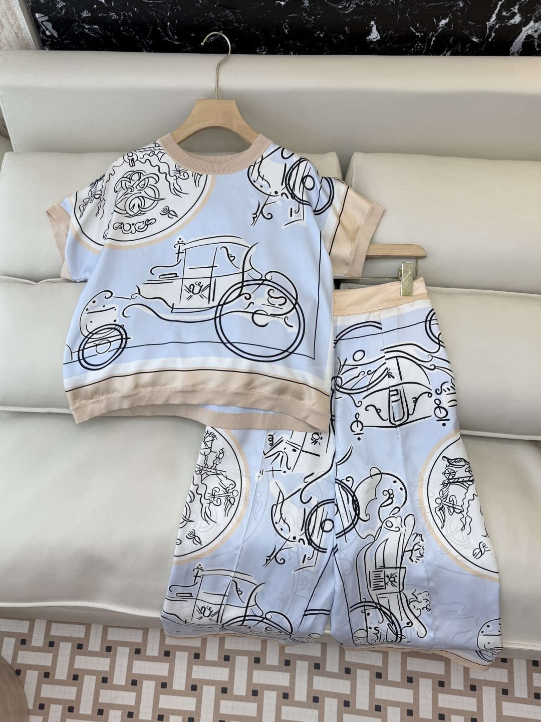 NO:715574,H32605+H32604#New Suit H Home Hermes Silk Printed Spliced ​​Knitted Short-Sleeved Top Silk Printed Cropped Pants Suit SMLX L,,hermes,T-shirt,real silk,19860909H32605+H32604#新款套装 H家 爱马仕 真丝印花拼接针织短袖上衣真丝印花七分裤 套装 SMLX L,,hermes,T-shirt,real silk,,Women's clothing