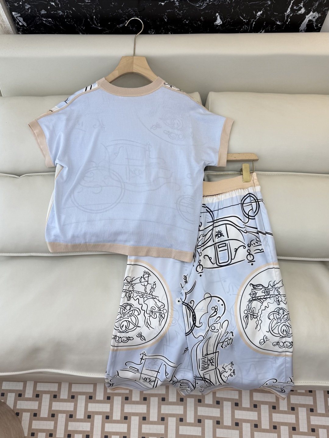 H32605+H32604#新款套装💕H家 爱马仕 真丝印花拼接针织短袖上衣➕真丝印花七分裤 套装 SM