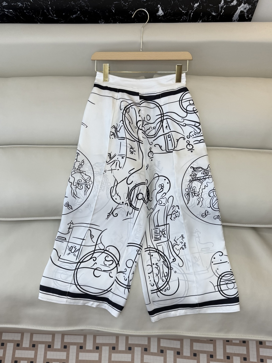 NO:715580,H32605#New Pants H Family Real Silk Printed Wide Leg Cropped Pants SMLXL,,real silk,19860909H32605#新款裤子 H家 真丝 印花阔腿七分裤 SMLXL,,real silk,,Women's clothing