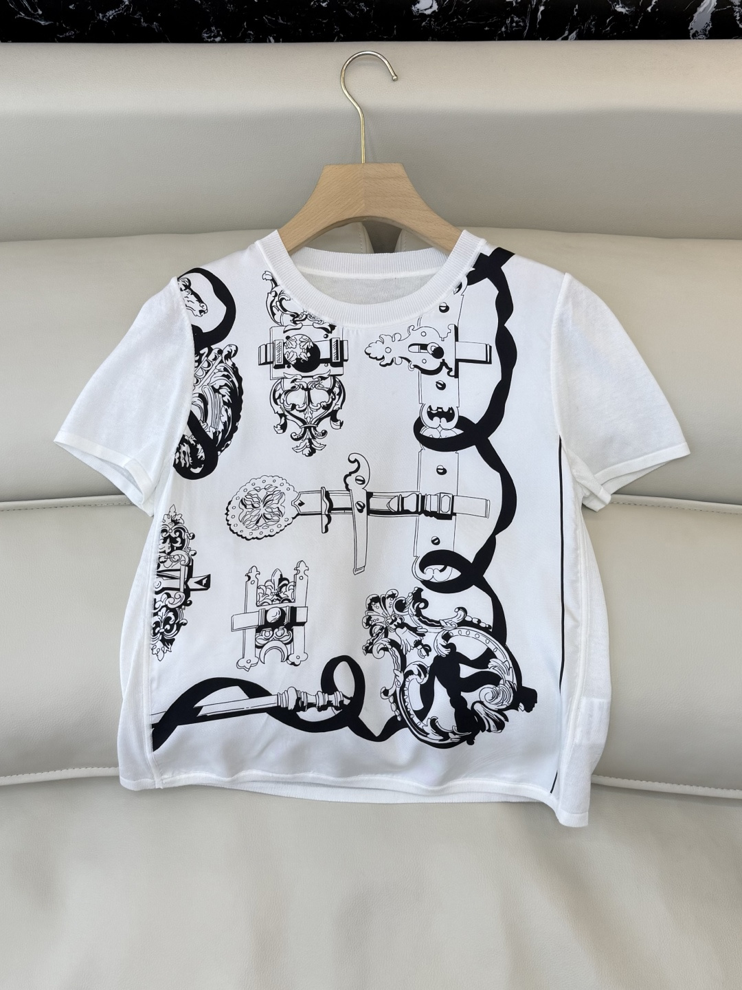 NO:715573,H32603#New style knitted sweater H home silk knitted fabric short sleeve knitted sweater black white SMLXL,,T-shirt,real silk,19860909H32603#新款针织衫 H家 真丝 针织面料 短袖 针织衫 黑色 白色 SMLXL,,T-shirt,real silk,,Women's clothing