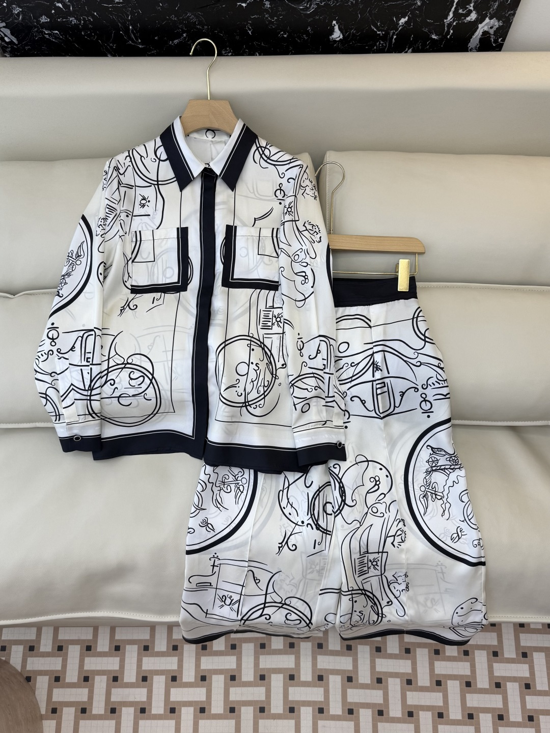NO:715557,H32605+H32606#New Suit P H Home Hermes Silk Printed Long Sleeve Shirt Silk Printed Cropped Pants Suit SMLX L,,hermes,shirts,real silk,19860909H32605+H32606#新款套装P H家 爱马仕 真丝印花长袖衬衫真丝印花七分裤 套装 SMLX L,,hermes,shirts,real silk,,Women's clothing