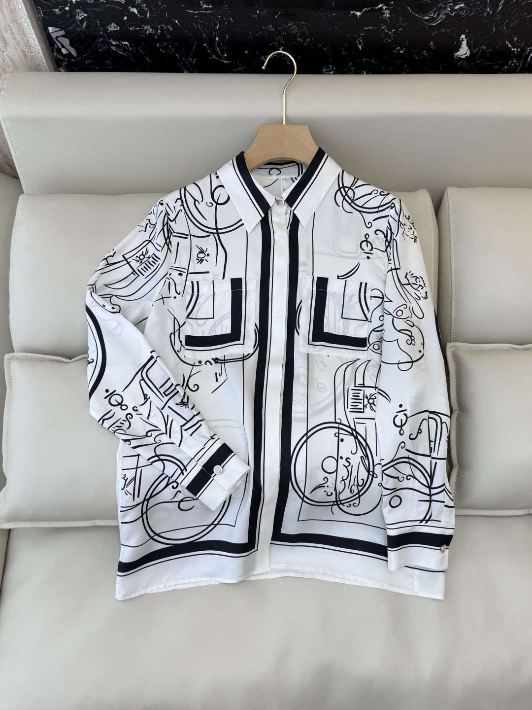 NO:715569,H32606# New Shirt P H Home Hermès Positioning Print Twill Silk Print Long Sleeve Shirt Four Colors SMLXL,,hermes,shirts,real silk,19860909H32606#新款衬衫P H家 爱马仕 定位印花 斜纹真丝印花长袖衬衫 四色 SMLXL,,hermes,shirts,real silk,,Women's clothing