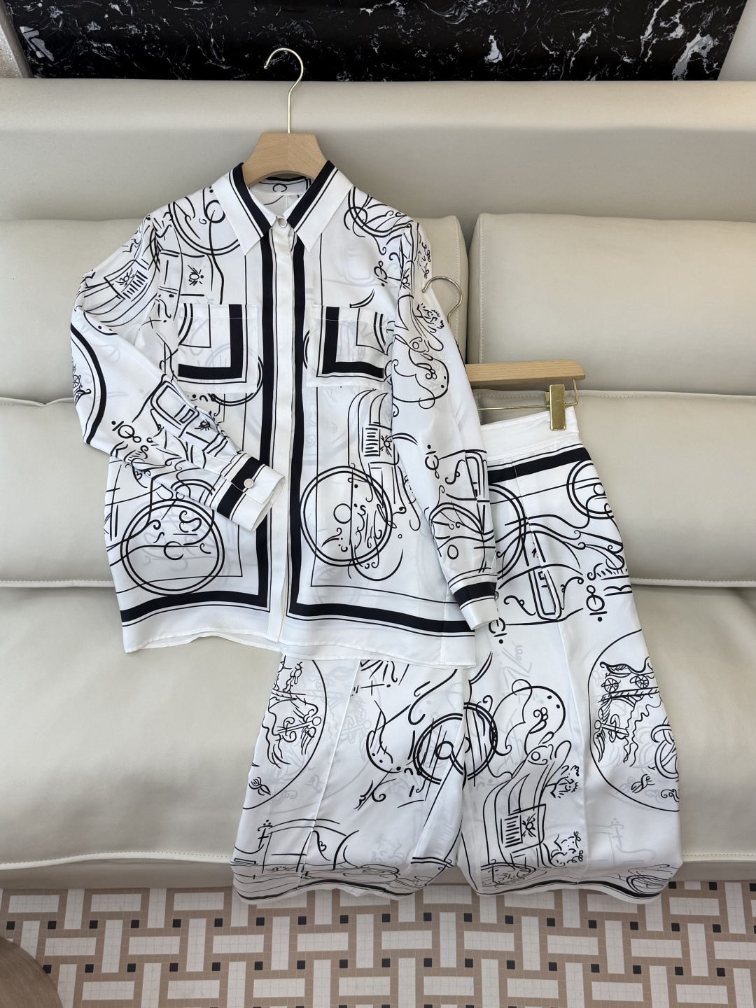 NO:715551,H32605+H32606#New Suit P H Home Hermes Silk Printed Long Sleeve Shirt Silk Printed Cropped Pants Suit SMLX L,,hermes,shirts,real silk,19860909H32605+H32606#新款套装P H家 爱马仕 真丝印花长袖衬衫真丝印花七分裤 套装 SMLX L,,hermes,shirts,real silk,,Women's clothing