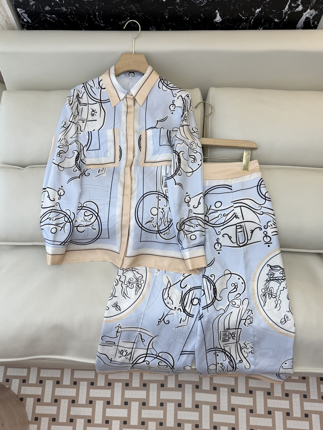 NO:715560,H32605+H32606#New Suit H Home Hermes Silk Printed Long Sleeve Shirt Silk Printed Cropped Pants Suit SMLX L,,hermes,shirts,real silk,19860909H32605+H32606#新款套装 H家 爱马仕 真丝印花长袖衬衫真丝印花七分裤 套装 SMLX L,,hermes,shirts,real silk,,Women's clothing