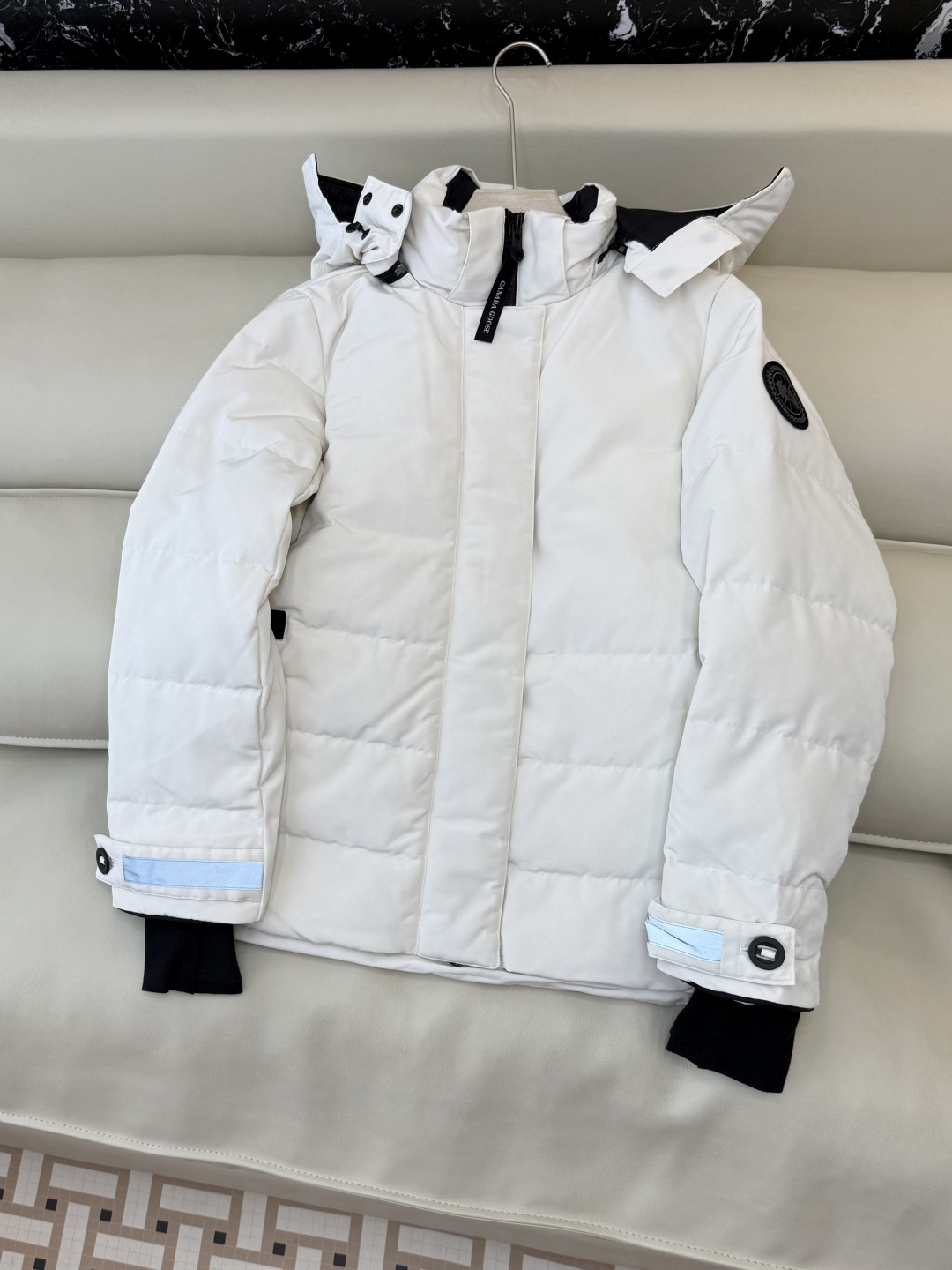 NO:713725,With dust bag TQG0141# Canada Goose slim fit 80 duck down short slim down jacket black off-white pink SML,,down jacket,19860909配防尘袋TQG0141# 加拿大 鹅 修身款 80 鸭绒 短款 显瘦羽绒服 黑色 米白色 粉色 SML,,down jacket,,Women's clothing