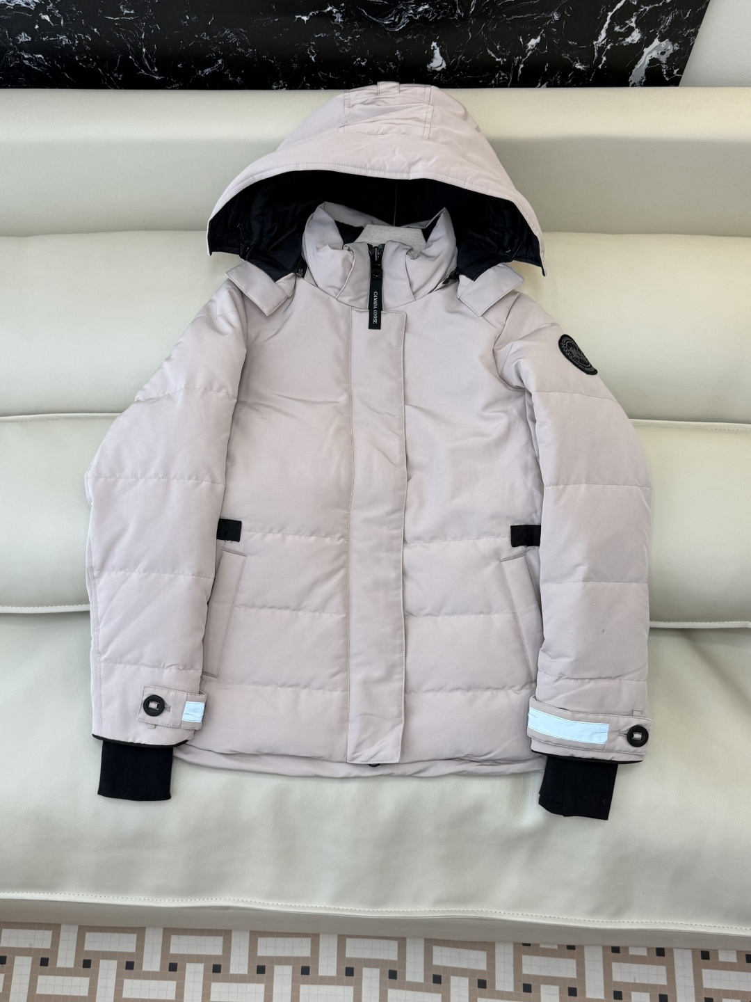 NO:713748,With dust bag TQG0141# Canada Goose slim fit 80 duck down short slim down jacket black off-white pink SML,,down jacket,19860909配防尘袋TQG0141# 加拿大 鹅 修身款 80 鸭绒 短款 显瘦羽绒服 黑色 米白色 粉色 SML,,down jacket,,Women's clothing