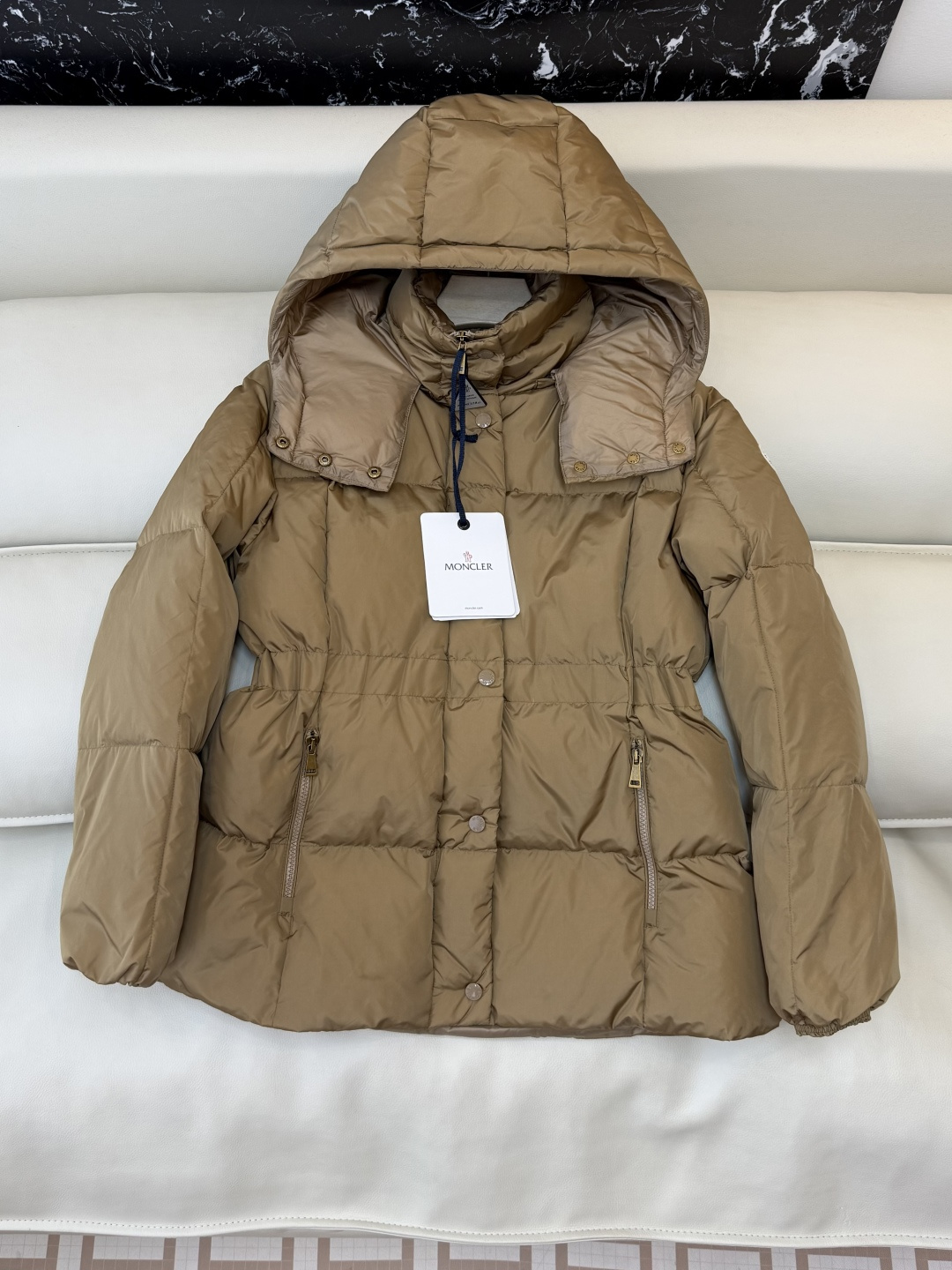 NO:713718,Comes with dust bag TQG0150# special mon 90 white goose down waist slimming down jacket black camel size 1/2/3, Moncler, down jacket,19860909配防尘袋TQG0150#特 mon 蒙口 90 白鹅绒 收腰显瘦羽绒服 黑色 驼色 1/2/3码,,Moncler,down jacket,,Women's clothing