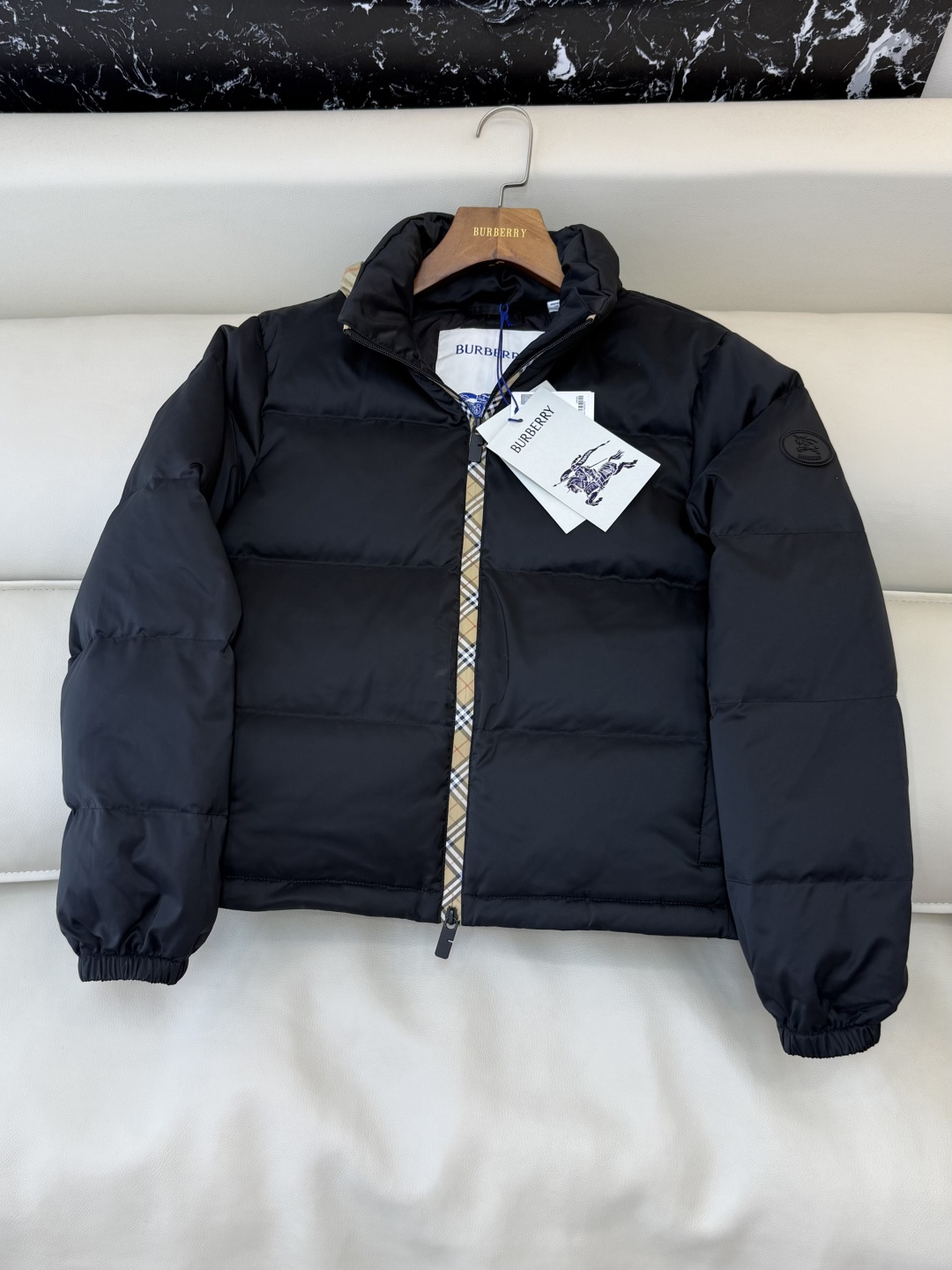 NO:713730,With dust bag TQG0136# Bur Burberry 90 white goose down plaid splicing short slim down jacket black SML,,burberry,burberry,down jacket,19860909配防尘袋TQG0136# Bur 巴宝莉 90 白鹅绒 格子拼接 短款 显瘦羽绒服 黑色 SML,,burberry,burberry,down jacket,,Women's clothing