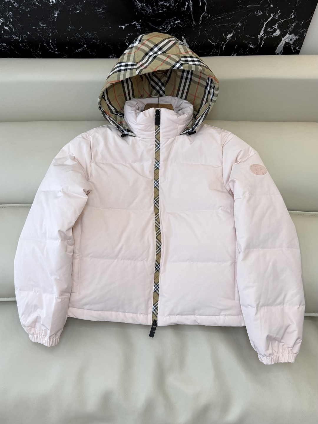 NO:713724,Comes with dust bag TQG0136# Special only S/5 Bur Burberry 90 white goose down plaid splicing short slim down jacket,,burberry,burberry,down jacket,19860909配防尘袋TQG0136#特只有S/5 Bur 巴宝莉 90 白鹅绒 格子拼接 短款 显瘦羽绒服,,burberry,burberry,down jacket,,Women's clothing