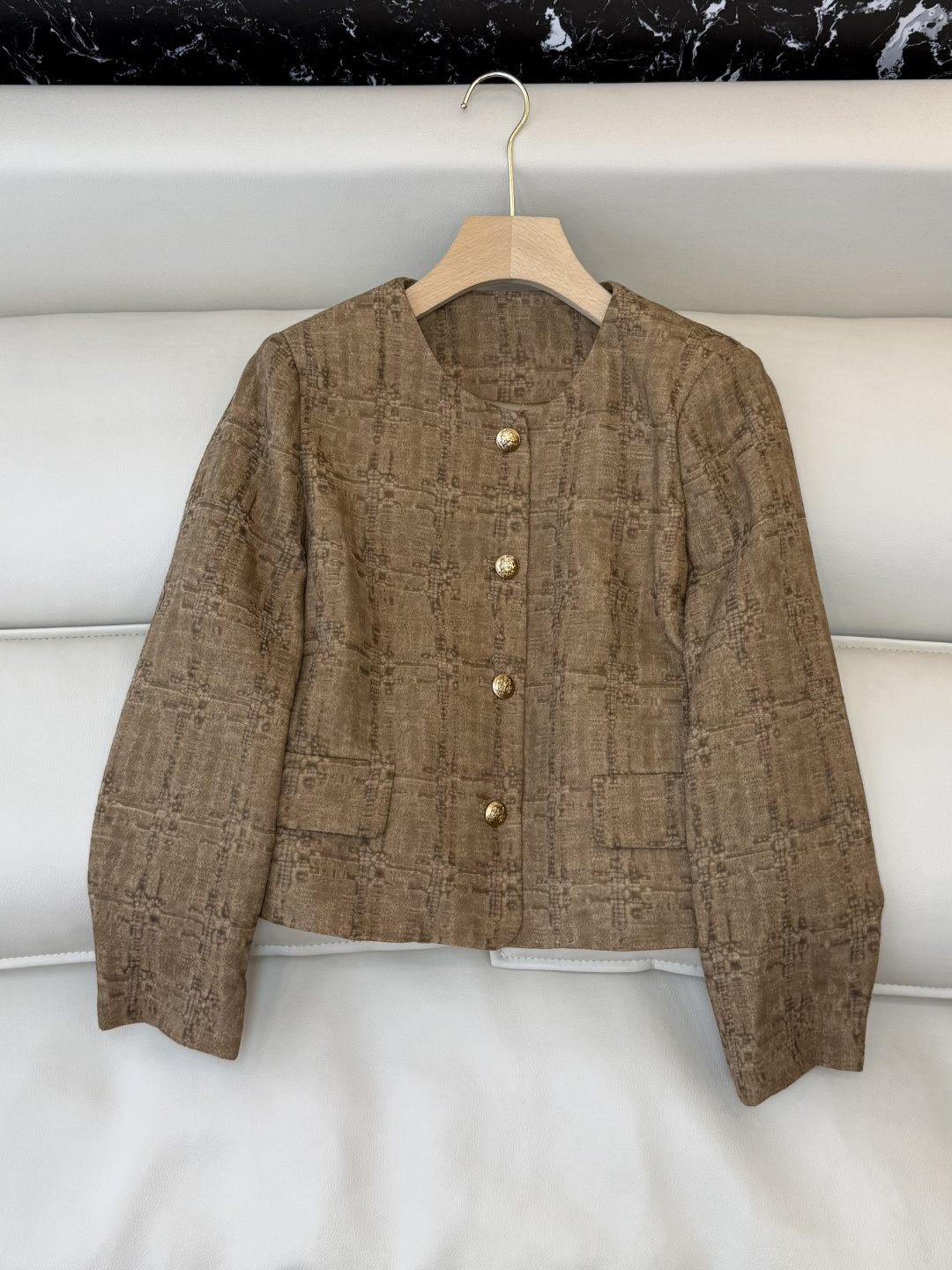 NO:715955,MT003# new coat celine style gold buckle old money style long sleeve small coat brown white black M L,,celine,jackets & coats,19860909MT003#新款外套 celine风 金扣 老钱风 长袖小外套 咖色 白色 黑色 M L,,celine,jackets & coats,,Women's clothing