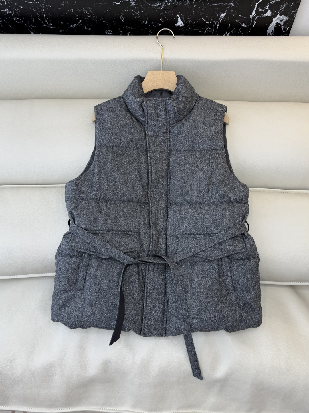 NO:715324,With dust bag MT001# special LP style 10 cashmere 60 wool 90 white duck down vest dark gray light gray ML,,loro piana,down jacket,19860909配防尘袋MT001#特 LP风格 10 羊绒 60羊毛 90 白鸭绒羽绒马甲 深灰色 浅灰色 ML,,loro piana,down jacket,,Women's clothing