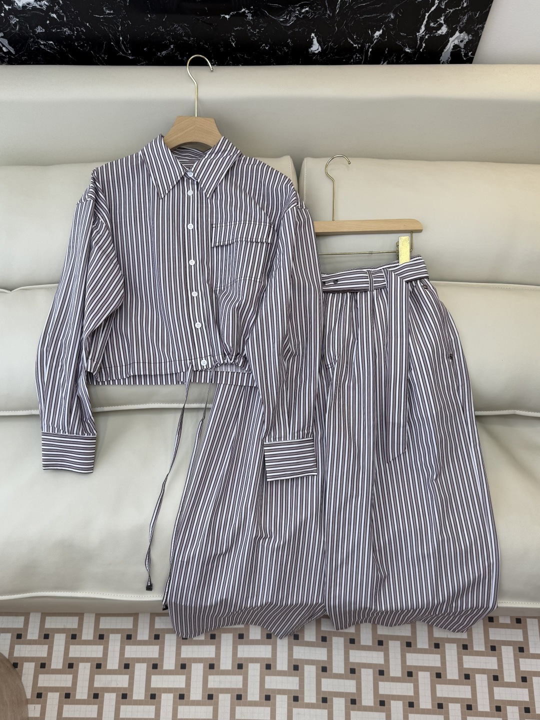 NO:715354,LZ26004B04A#New style suit BC latest style suit 30 silk 70 cotton long-sleeved shirt trousers suit striped printing SML,,shirts,real silk,19860909LZ26004B04A#新款套装 BC 最新款套装 30 真丝70 棉 长袖衬衫长裤 套装 条纹印花 SML,,shirts,real silk,,Women's clothing