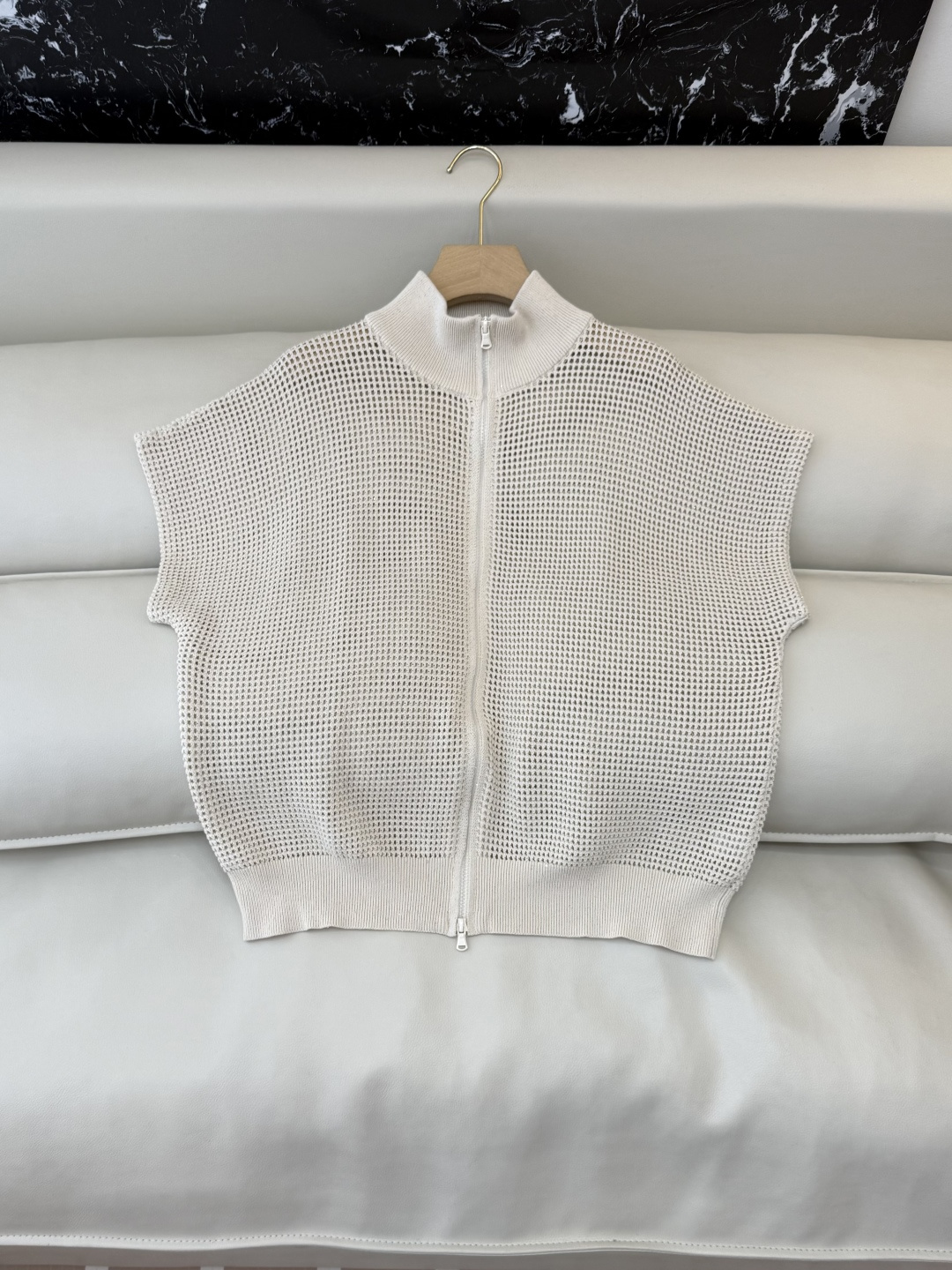 NO:715587,LZM26003# new sweater P BC latest short-sleeved zipper hollow design knitted beige SML,,T-shirt,19860909LZM26003#新款针织衫P BC 最新款短袖拉链镂空设计针织 米色 SML,,T-shirt,,Women's clothing