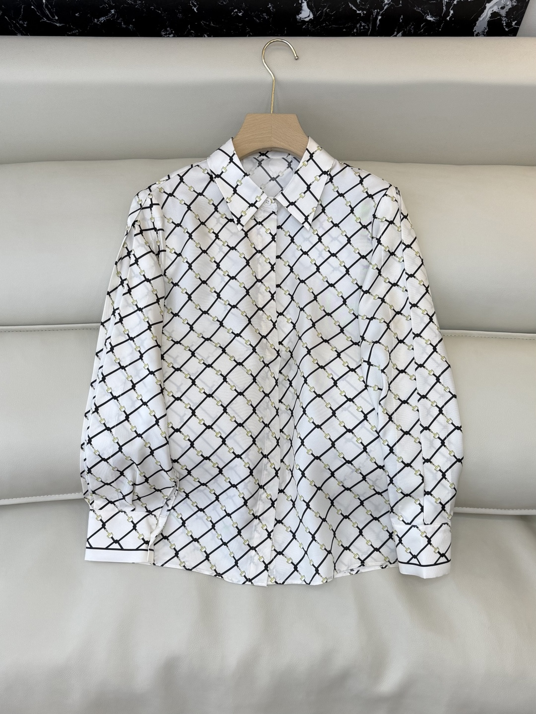 NO:717037,BS1078#New shirt P gucci silk horseshoe button printed shirt top 36-42,,gucci,shirts,real silk,19860909BS1078#新款衬衫P gucci 真丝 马蹄扣印花衬衫 上衣 36-42,,gucci,shirts,real silk,,Women's clothing