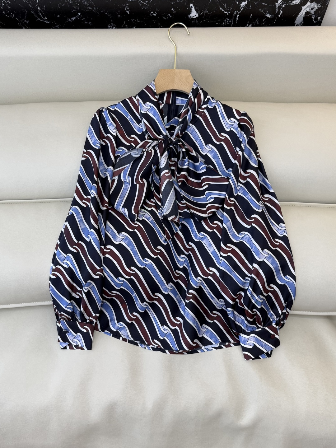 NO:717040,BS1080# new shirt P gucci striped silk bow printed top blue 36-42,,gucci,shirts,real silk,19860909BS1080#新款衬衫P gucci 条纹 真丝 蝴蝶结 印花上衣 蓝色 36-42,,gucci,shirts,real silk,,Women's clothing
