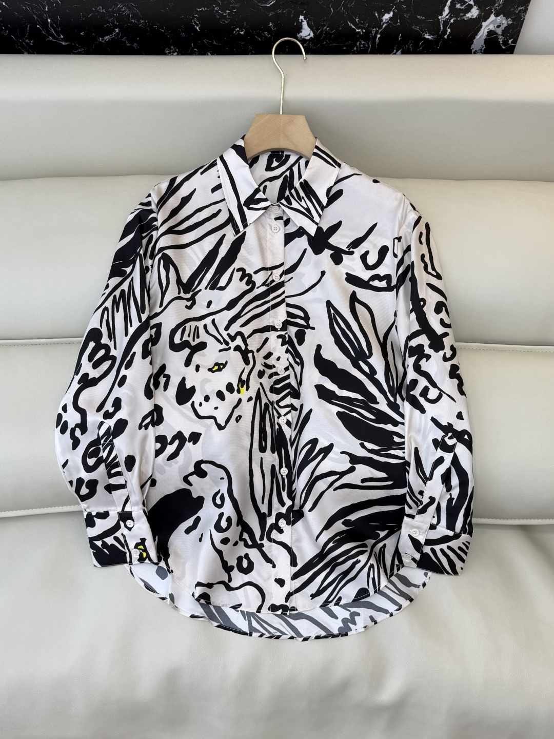 NO:717057,BS1058# new shirt P Max mara zebra pattern twill silk printed long-sleeved shirt 36-42,,shirts,real silk,19860909BS1058#新款衬衫P Max mara 斑马纹 斜纹真丝印花长袖衬衫 36-42,,shirts,real silk,,Women's clothing