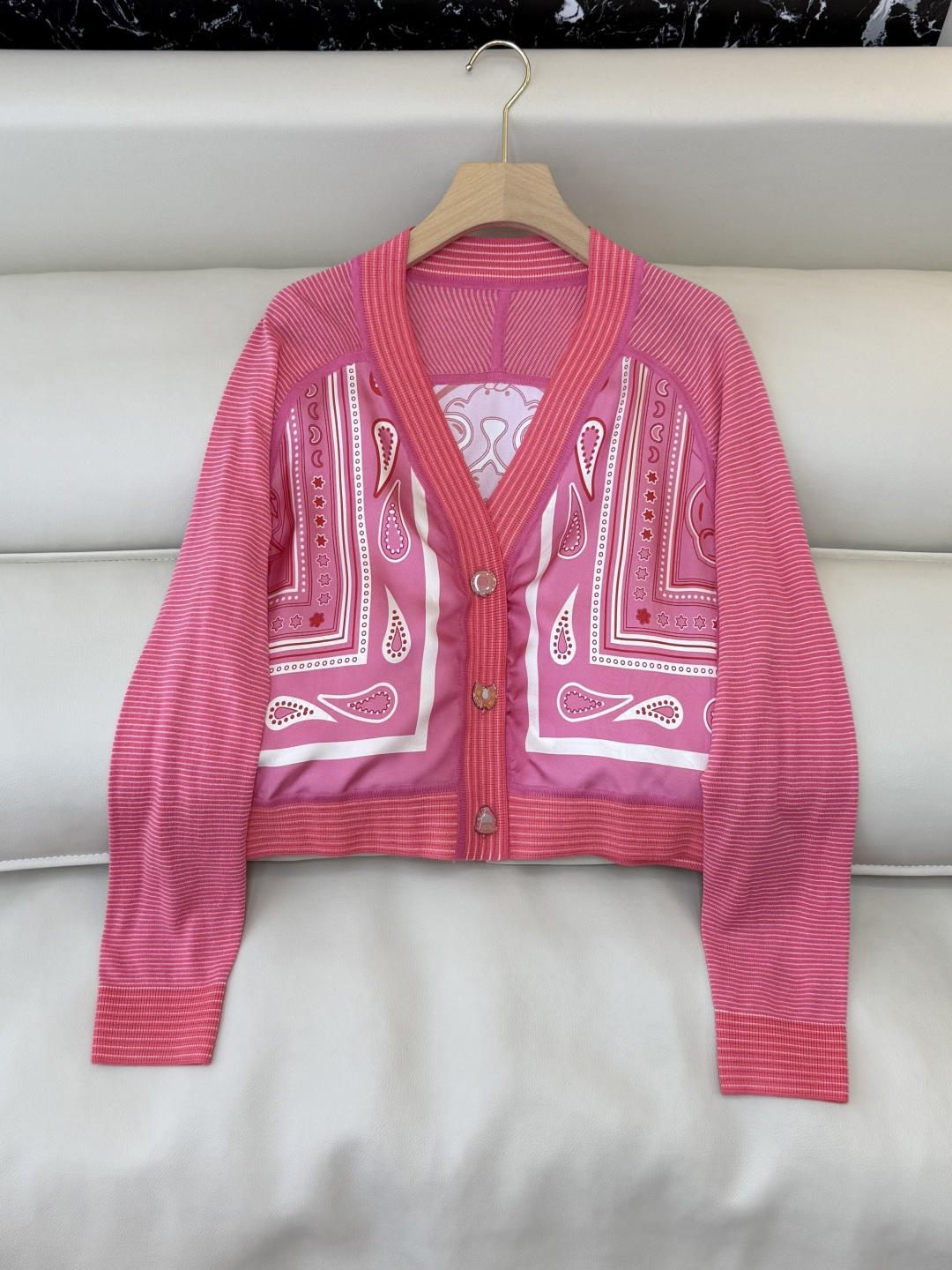 NO:716695,H326008#New Knitted H Home Hermès Positioning Print Silk Printed Knitted Long Sleeve Knitted Sweater Cardigan Blue Rose Red Apricot SMLXL,,hermes,real silk,19860909H326008#新款针织 H家 爱马仕 定位印花 真丝印花拼针织 长袖针织衫开衫 蓝色 玫红色 杏色 SMLXL,,hermes,real silk,,Women's clothing