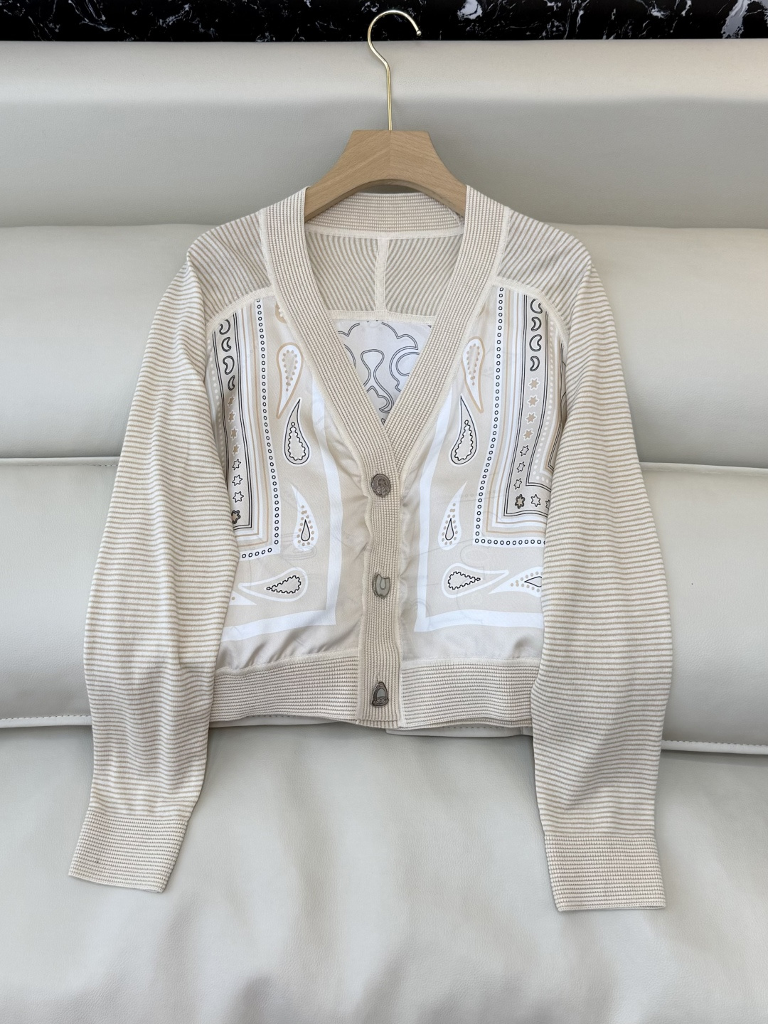 NO:716693,H326008#New Knitted P H Home Hermès Positioning Print Silk Printed Knitted Long Sleeve Knitted Sweater Cardigan Blue Rose Red Apricot SMLXL,,hermes,real silk,19860909H326008#新款针织P H家 爱马仕 定位印花 真丝印花拼针织 长袖针织衫开衫 蓝色 玫红色 杏色 SMLXL,,hermes,real silk,,Women's clothing