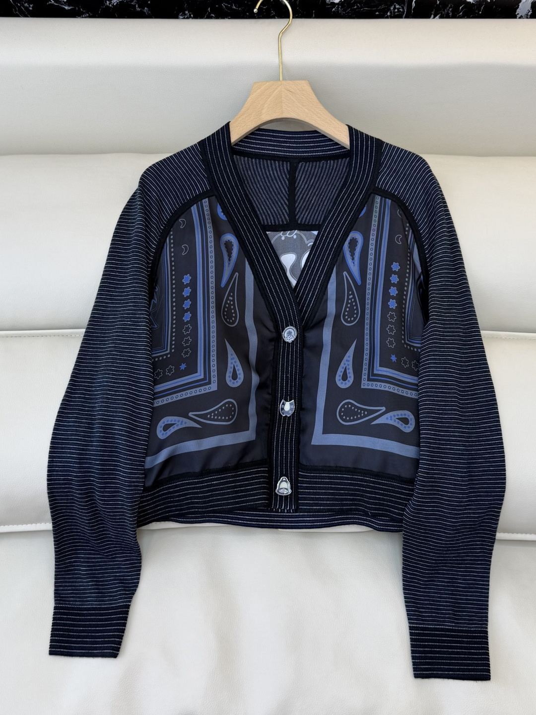 NO:716697,H326008#New Knitted P H Home Hermès Positioning Print Silk Printed Knitted Long Sleeve Knitted Sweater Cardigan Blue Rose Red Apricot SMLXL,,hermes,real silk,19860909H326008#新款针织P H家 爱马仕 定位印花 真丝印花拼针织 长袖针织衫开衫 蓝色 玫红色 杏色 SMLXL,,hermes,real silk,,Women's clothing