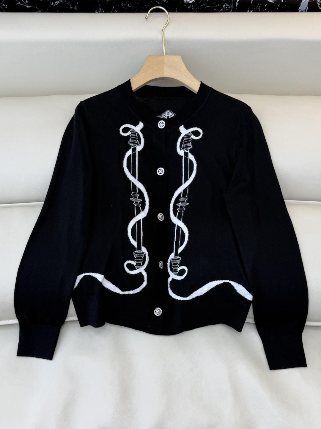 NO:716689,H326009# New Wool Knitting H Home Hermès Embroidered 15 Wool Long Sleeve Cardigan Sweater Apricot Black S-XL,,hermes,19860909H326009#新款羊毛针织 H家 爱马仕 绣花 15 羊毛长袖开衫 针织衫 杏色 黑色 S-XL,,hermes,,Women's clothing