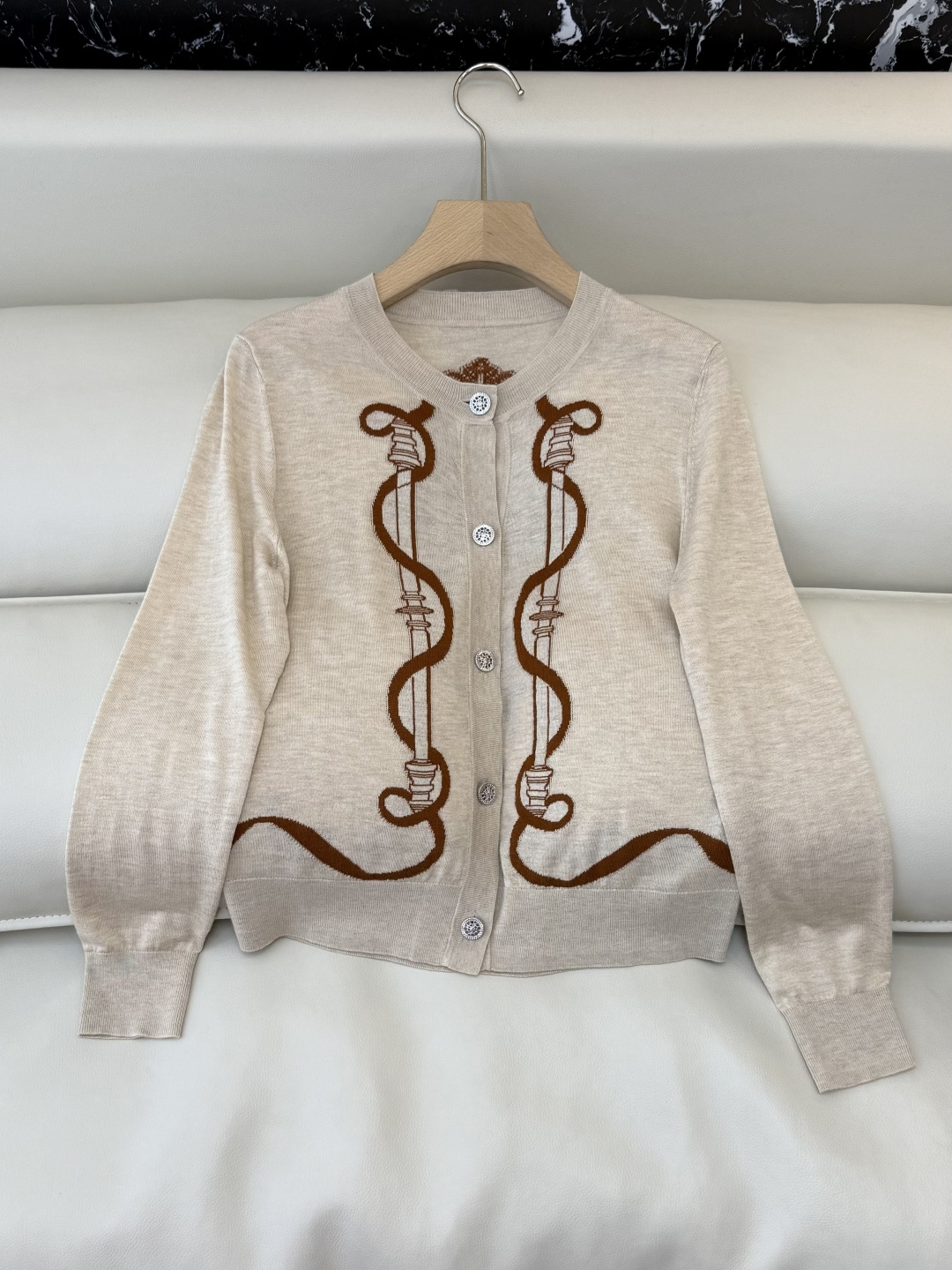 NO:716687,H326009# New Wool Knitting H Home Hermès Embroidered 15 Wool Long Sleeve Open Sweater Apricot Black S-XL,,hermes,19860909H326009#新款羊毛针织 H家 爱马仕 绣花 15 羊毛长袖开 针织衫 杏色 黑色 S-XL,,hermes,,Women's clothing
