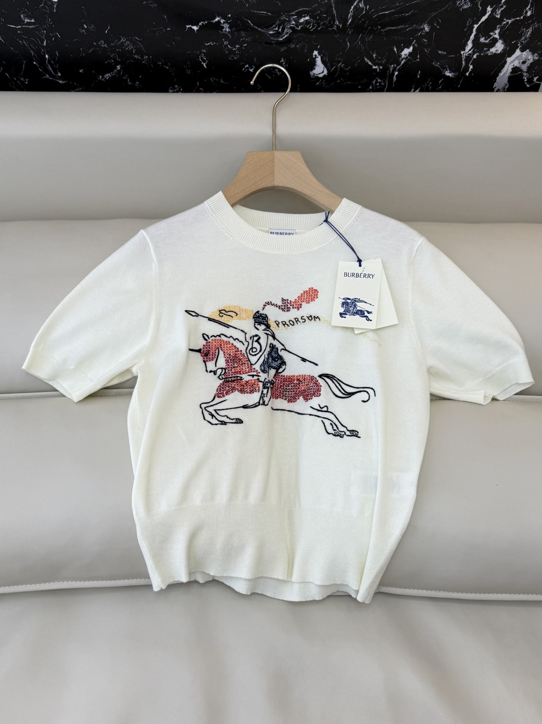 NO:717055,QG0149# New T-shirt factory special Bur Burberry war horse embroidery knitted short-sleeved sweater T-shirt SML,,burberry,burberry,sweaters,T-shirt,tees,t-shirt,19860909QG0149#新款T恤工厂特 Bur 巴宝莉 战马绣花 针织短袖毛衣T恤 SML,,burberry,burberry,sweaters,T-shirt,tees，t-shirt,,Women's clothing