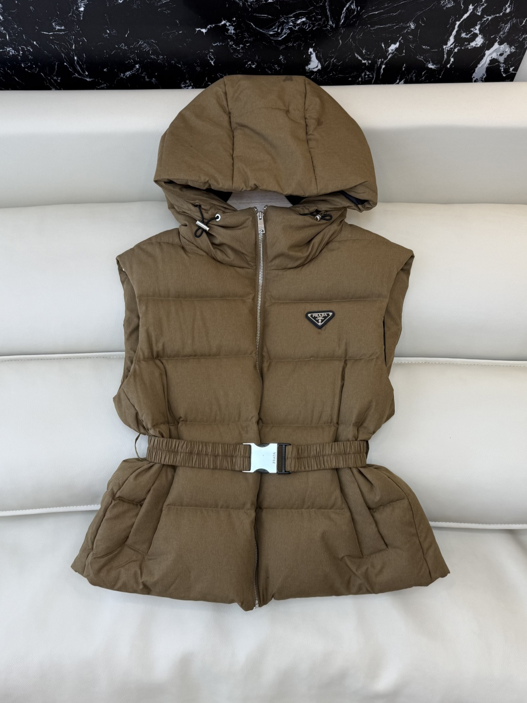 NO:716694,Comes with dust bag PT001# down special Prada triangle logo 90 white goose down down vest golden brown 36/38/40,,prada,down jacket,19860909配防尘袋PT001#羽绒特 Prada 三角标 90 白鹅绒 羽绒马甲 金咖色 36/38/40,,prada,down jacket,,Women's clothing