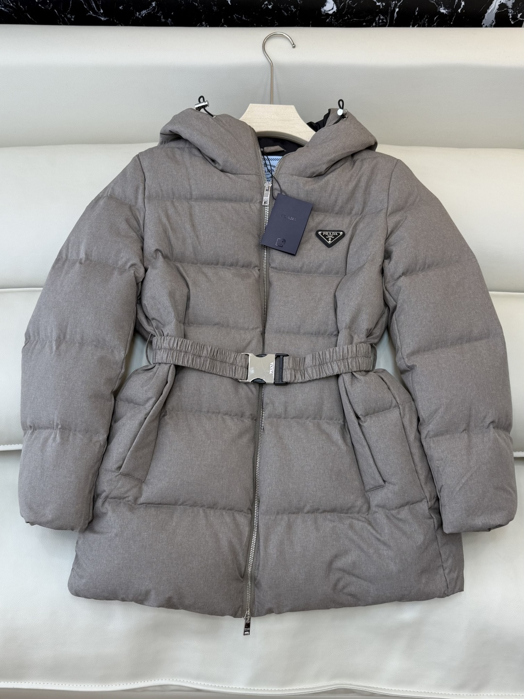 NO:716688,With dust bag PT002# down special Prada triangle logo 90 white goose down down vest golden brown dark gray light gray 36/38/40/42,,prada,down jacket,19860909配防尘袋PT002#羽绒特 Prada 三角标 90 白鹅绒 羽绒马甲 金咖色 深灰色 浅灰色 36/38/40/42,,prada,down jacket,,Women's clothing