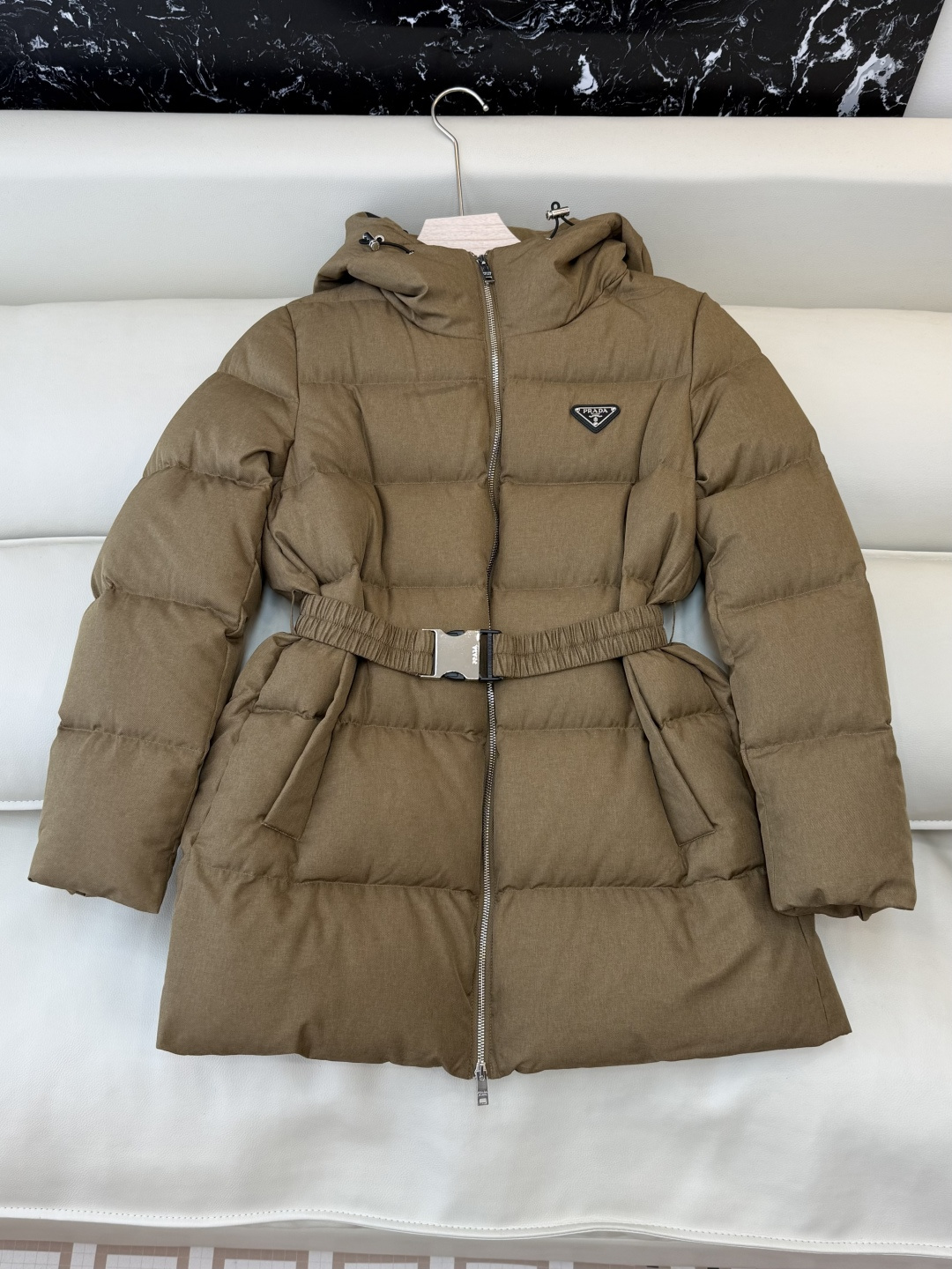 NO:716690,With dust bag PT002# down Prada triangle logo 90 white goose down down vest golden brown dark gray light gray 36/38/40/42,,prada,down jacket,19860909配防尘袋PT002#羽绒 Prada 三角标 90 白鹅绒 羽绒马甲 金咖色 深灰色 浅灰色 36/38/40/42,,prada,down jacket,,Women's clothing