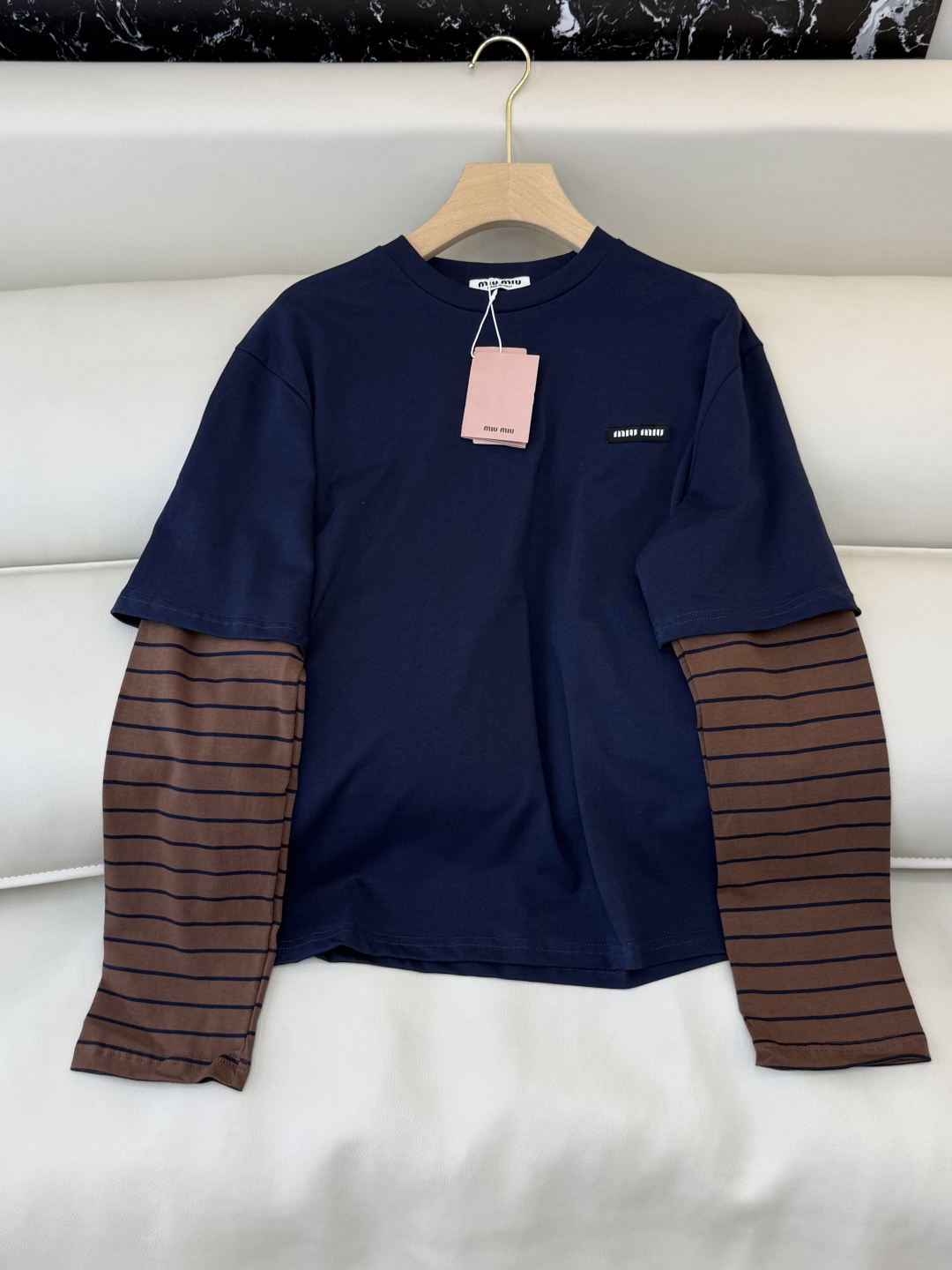 NO:717365,CK059# factory miu home fake two pieces striped sleeves embroidered letter logo long sleeve T-shirt SML,,miumiu,tees,t-shirt,19860909CK059#工厂 miu 家 假两件 条纹袖 刺绣字母logo 长袖T恤 SML,,miumiu,tees，t-shirt,,Women's clothing