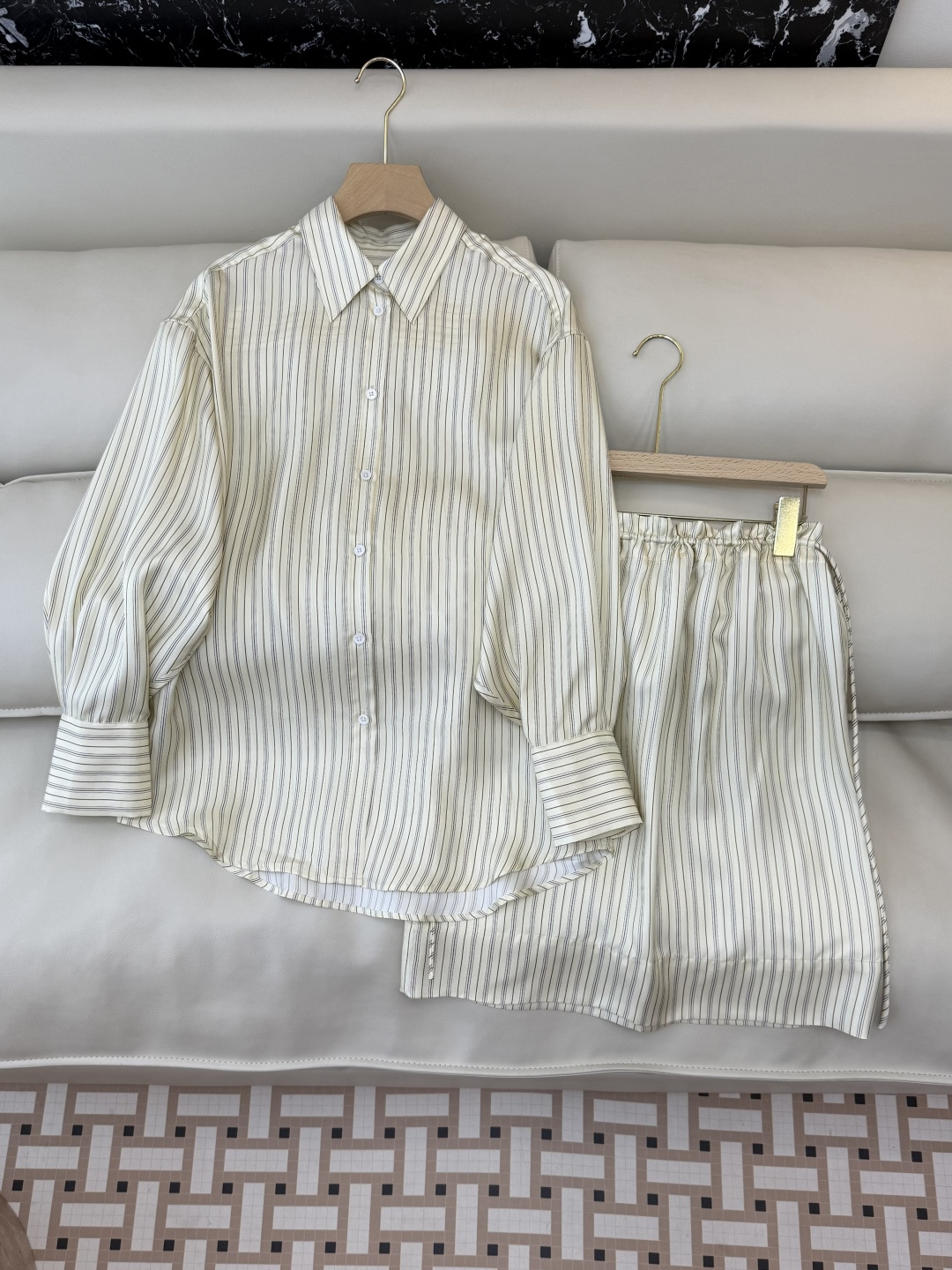 NO:730657,QD800509# New suit Toteme silk, mulberry silk, striped printed long-sleeved shirt with drawstring, silk skirt, three colors SMLXL,,skirts,shirts,real silk,19860909QD800509#新款套装 Toteme 真丝 桑蚕丝 条纹印花长袖衬衫抽带 真丝半裙 三色 SMLXL,,skirts,shirts,real silk,,Women's clothing