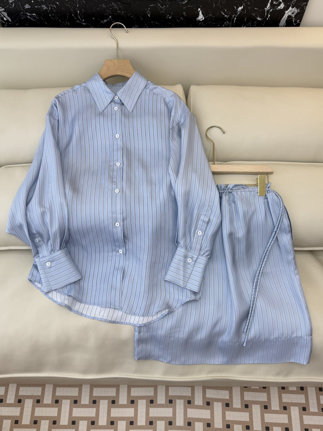 NO:730667,QD800509# New suit Toteme silk, mulberry silk, striped printed long-sleeved shirt with drawstring, silk skirt, three colors SMLXL,,skirts,shirts,real silk,19860909QD800509#新款套装 Toteme 真丝 桑蚕丝 条纹印花长袖衬衫抽带 真丝半裙 三色 SMLXL,,skirts,shirts,real silk,,Women's clothing
