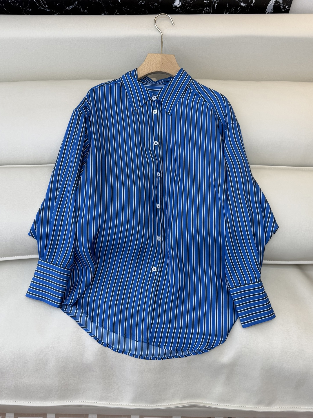 NO:730647,QD8005 new shirt P Toteme silk mulberry silk striped printed long-sleeved shirt three colors SMLXL,,shirts,real silk,19860909QD8005新款衬衫P Toteme 真丝 桑蚕丝 条纹印花长袖衬衫 三色 SMLXL,,shirts,real silk,,Women's clothing